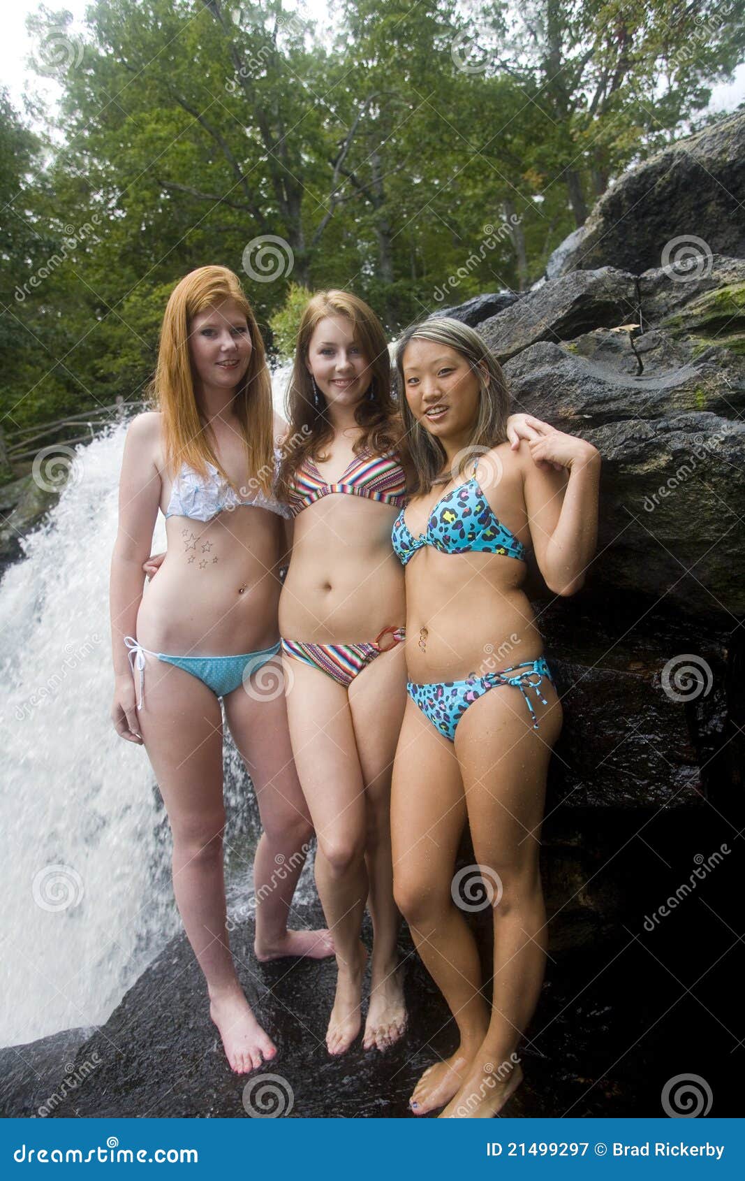 Blacken lodret Handel Three Young Woman at Waterfall Stock Image - Image of bikini, brunette:  21499297