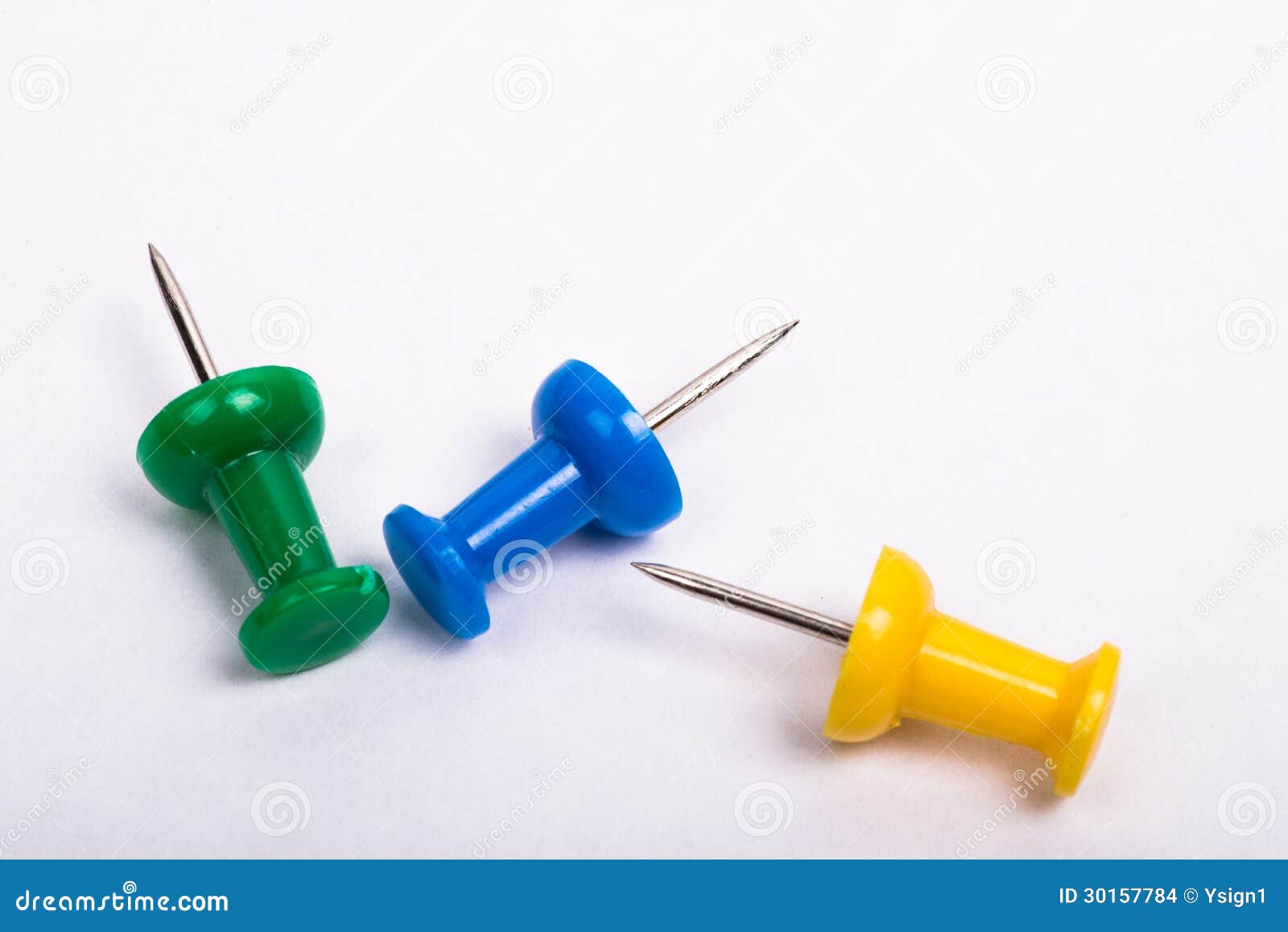 3 Thumbtacks на белой предпосылке Стоковое Фото изображение