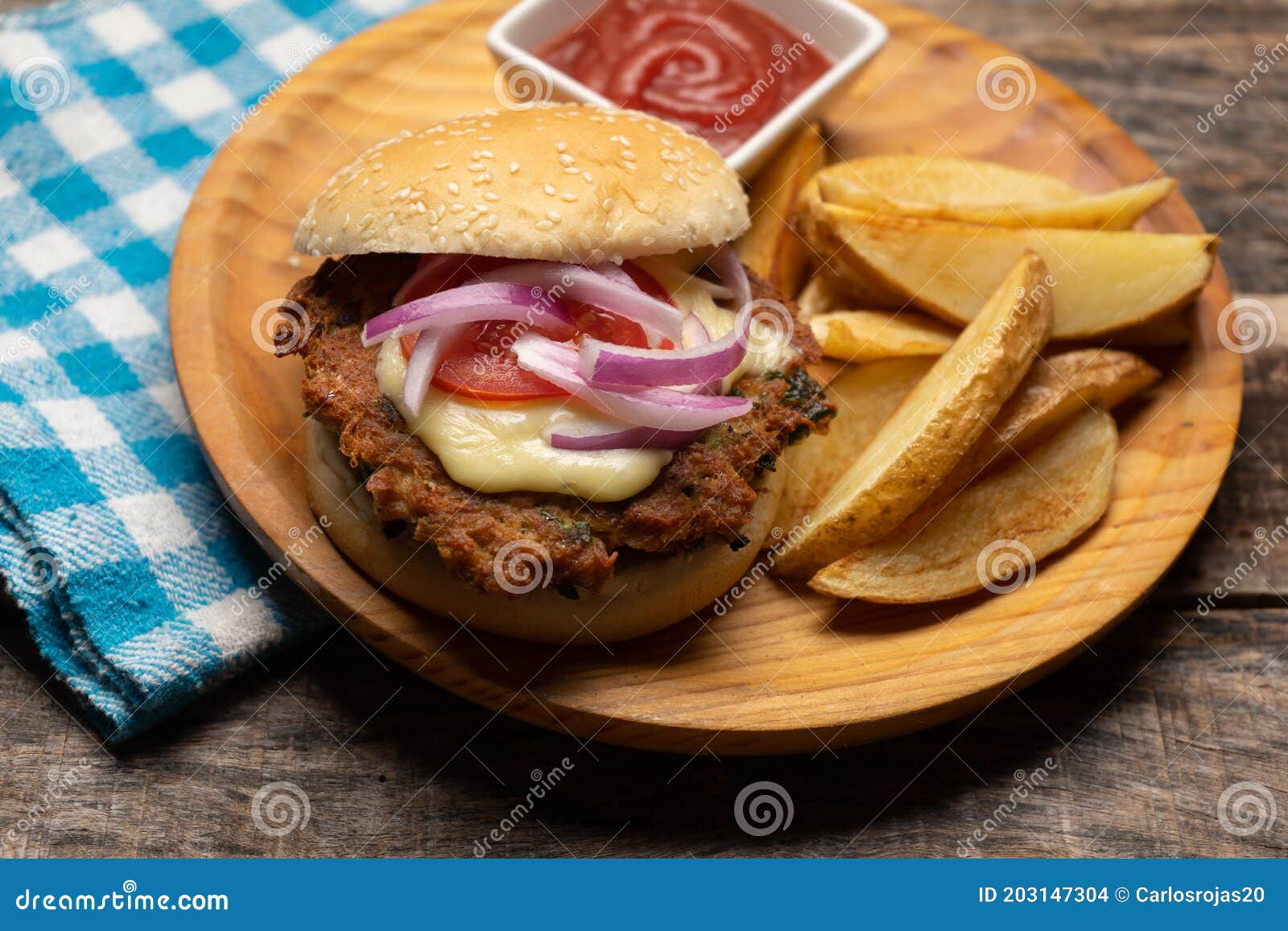 Thunfischburger Mit Kartoffelfischrogen Auf Holz Hintergrund Stockfoto ...