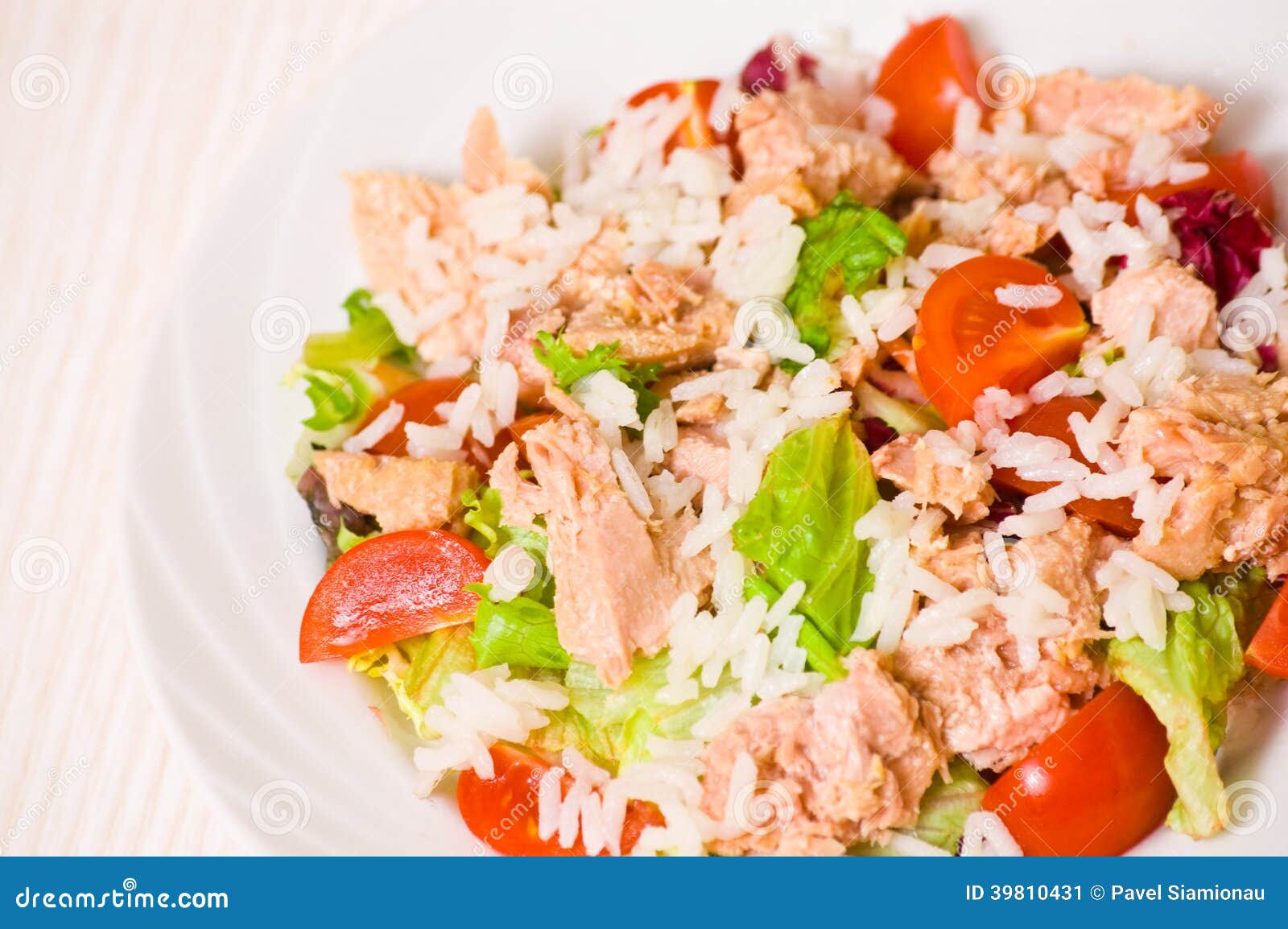 Thunfischsalat Mit Reis Und Gemüse Stockbild - Bild von teller, gesund ...