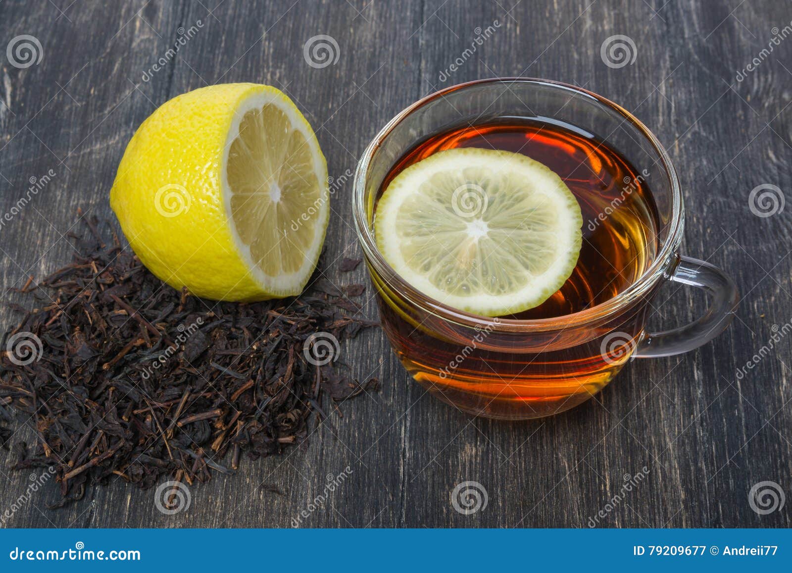 Tasse de thé avec une tranche de citron et de feuilles de thé