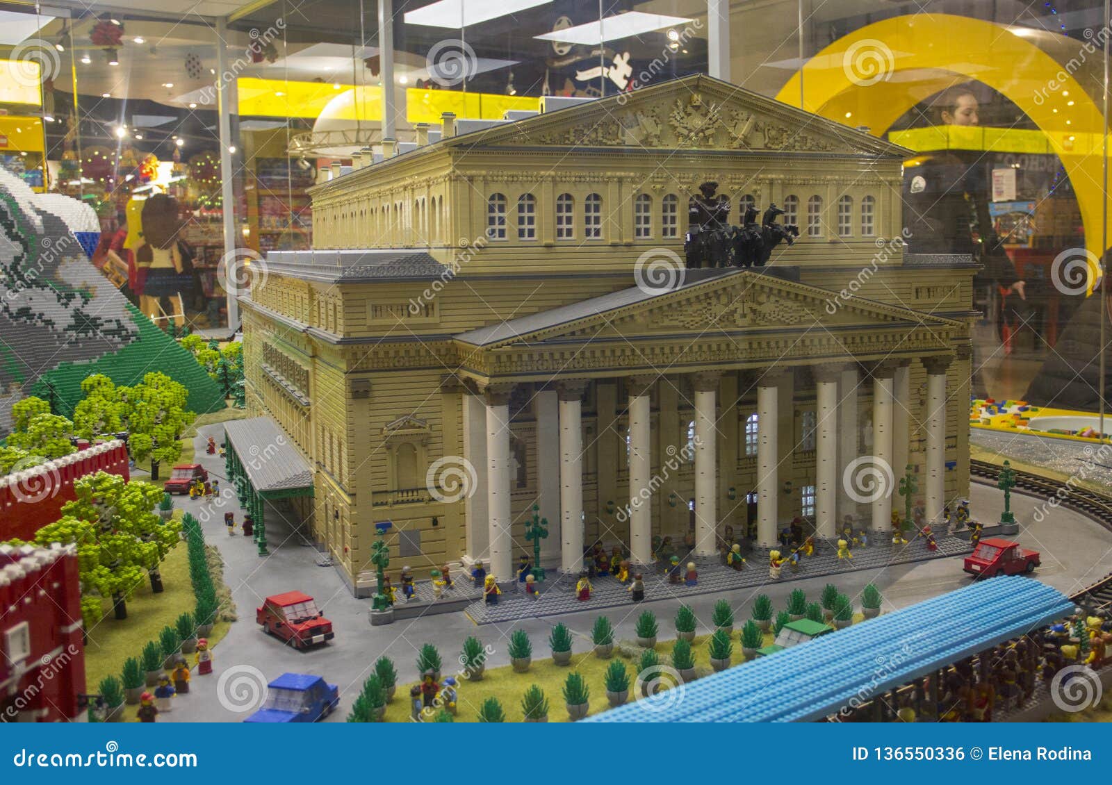 Théâtre de Bolshoi des cubes de Moscou Jouez la construction. Vues de Moscou comme théâtre de Bolshoy, tour carrée rouge et Ivan la grande tour de Bell, faite par des blocs de Lego dans le magasin des enfants centraux sur Lubyanka