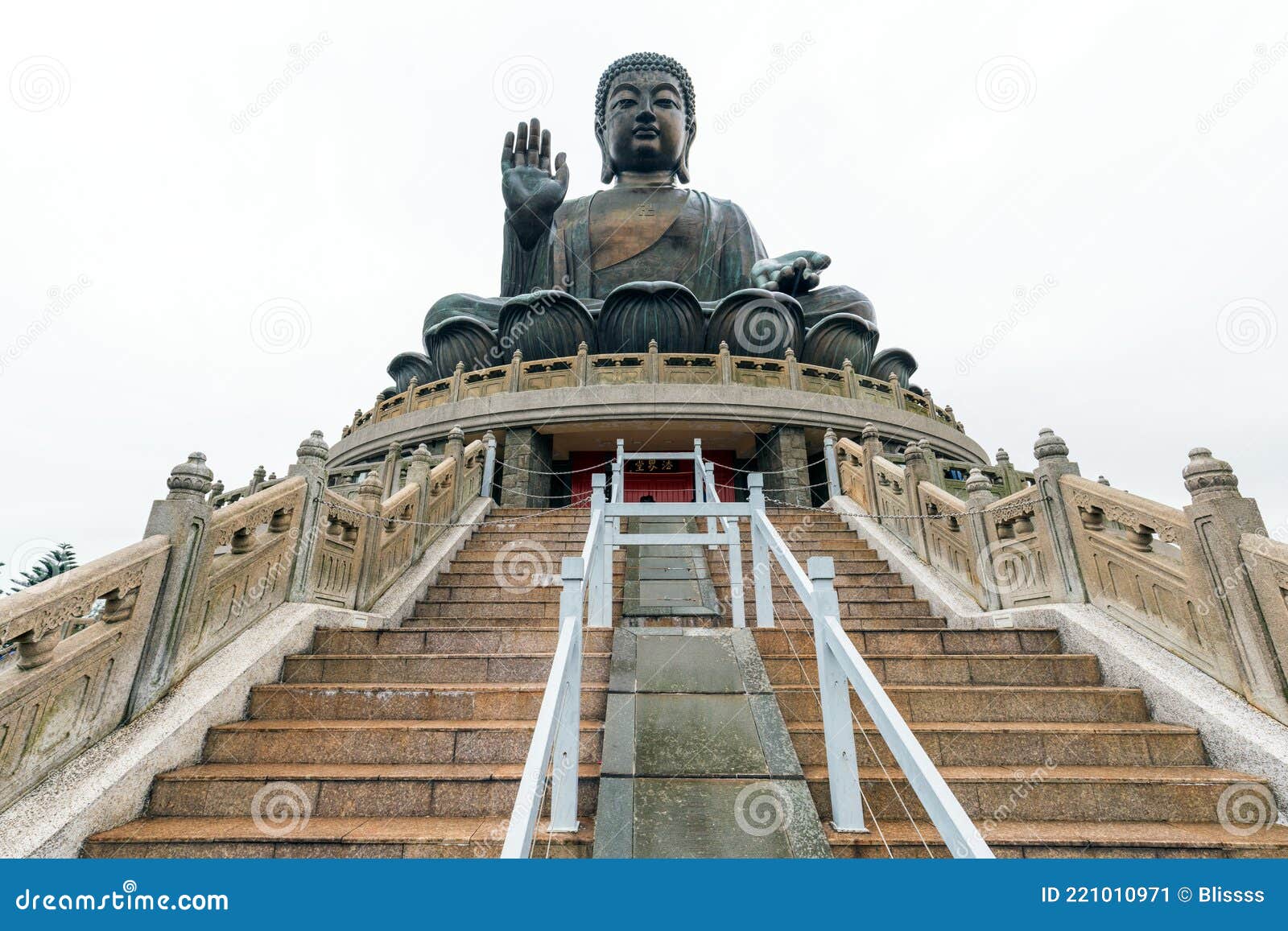 Tian Tan Buddha Ook Wel Bekend Als De Grote Boeddha , Een Belangrijk Boeddhistische Centrum in Hongkong , En Ook Een Populaire Toe Redactionele Foto - Image of godsdienst, 221010971