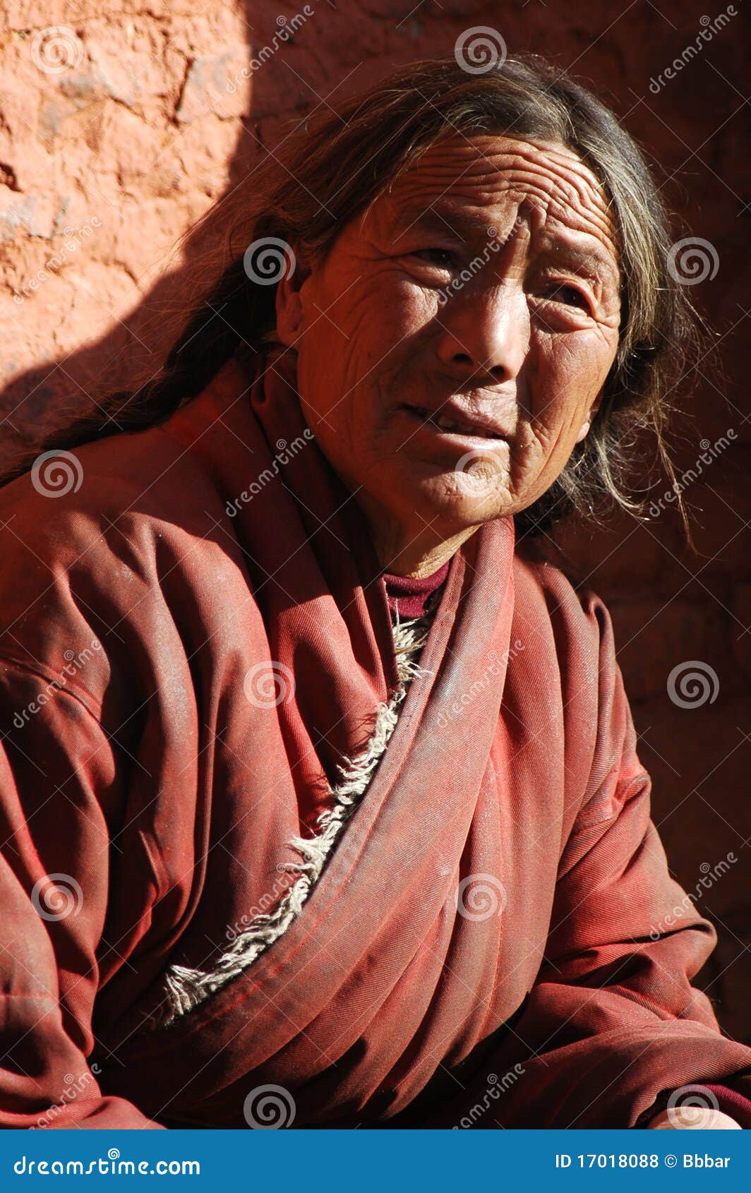 Portret van een oude Tibetan vrouw in Tibet.Used voor nieuws en artikelen over de mensen en het reizen in Tibet.