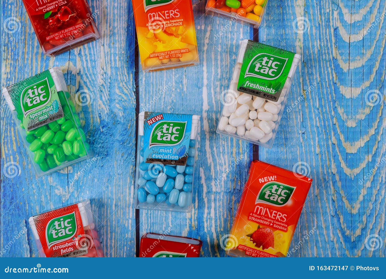 TIC TAC-wijzigingen variëteit aan munteenheid van verpakkingen op oude houten achtergrond. New York NY NOV 08 2019: TIC TAC-kankers variëteit aan muntendozen op oude houten achtergrond, bonbon, redactioneel, voedsel, illustratief, weinig, product, tictac, twee, wit, toe, merk, adem, snoep, klassiek, koud, confectie, tandheelkundig, dragee, druppels, ferrero, smaakstof, vrij, vers, versheid, ruiten, gumperen, beeldmateriaal, isolatie. geplateerd, lolly, veel, origineel, pepermunt, klein, spearmint, suiker, gestreken, zoet, smaak, smakelijk, doorzichtig