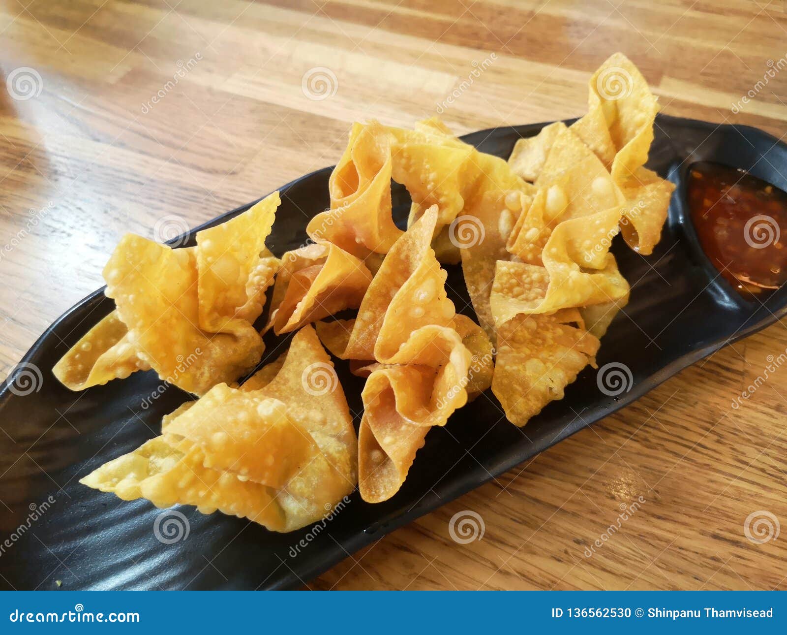 Tiefer Fried Wonton Auf Schwarzem Teller Mit Pflaumensoße Stockfoto ...