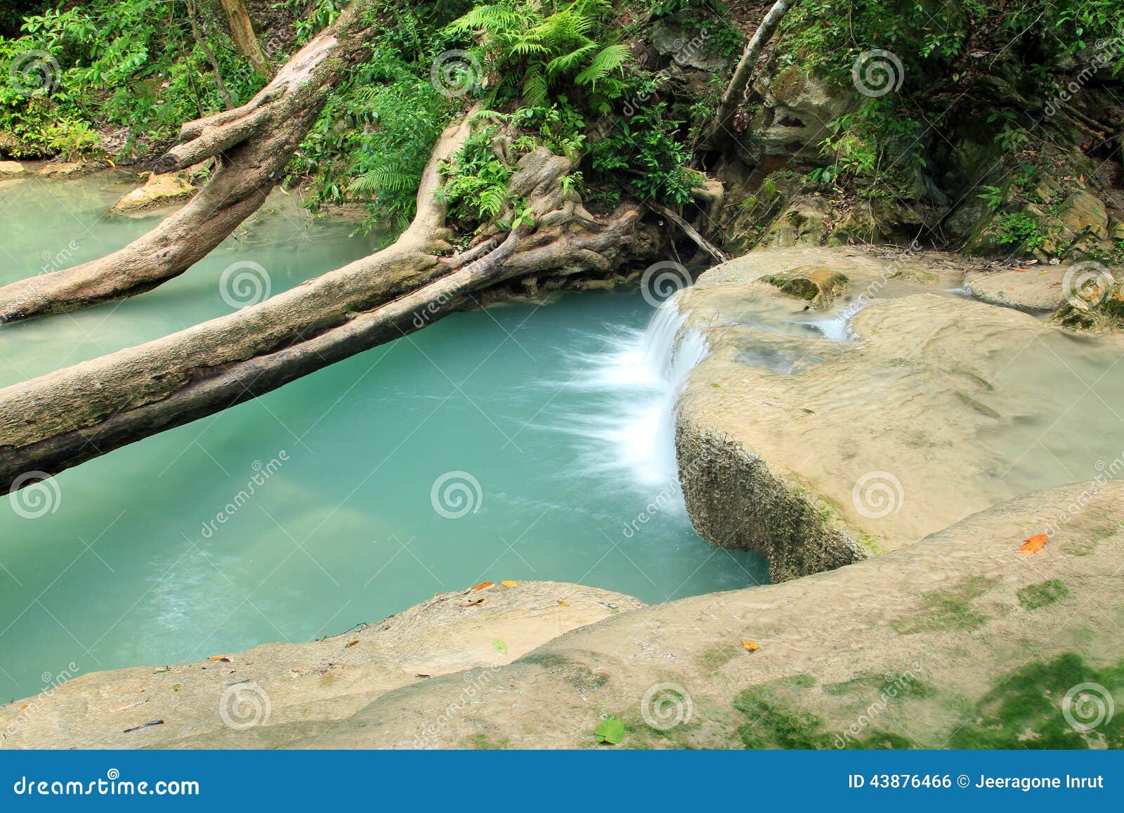 Tiefer Waldwasserfall in Thailand