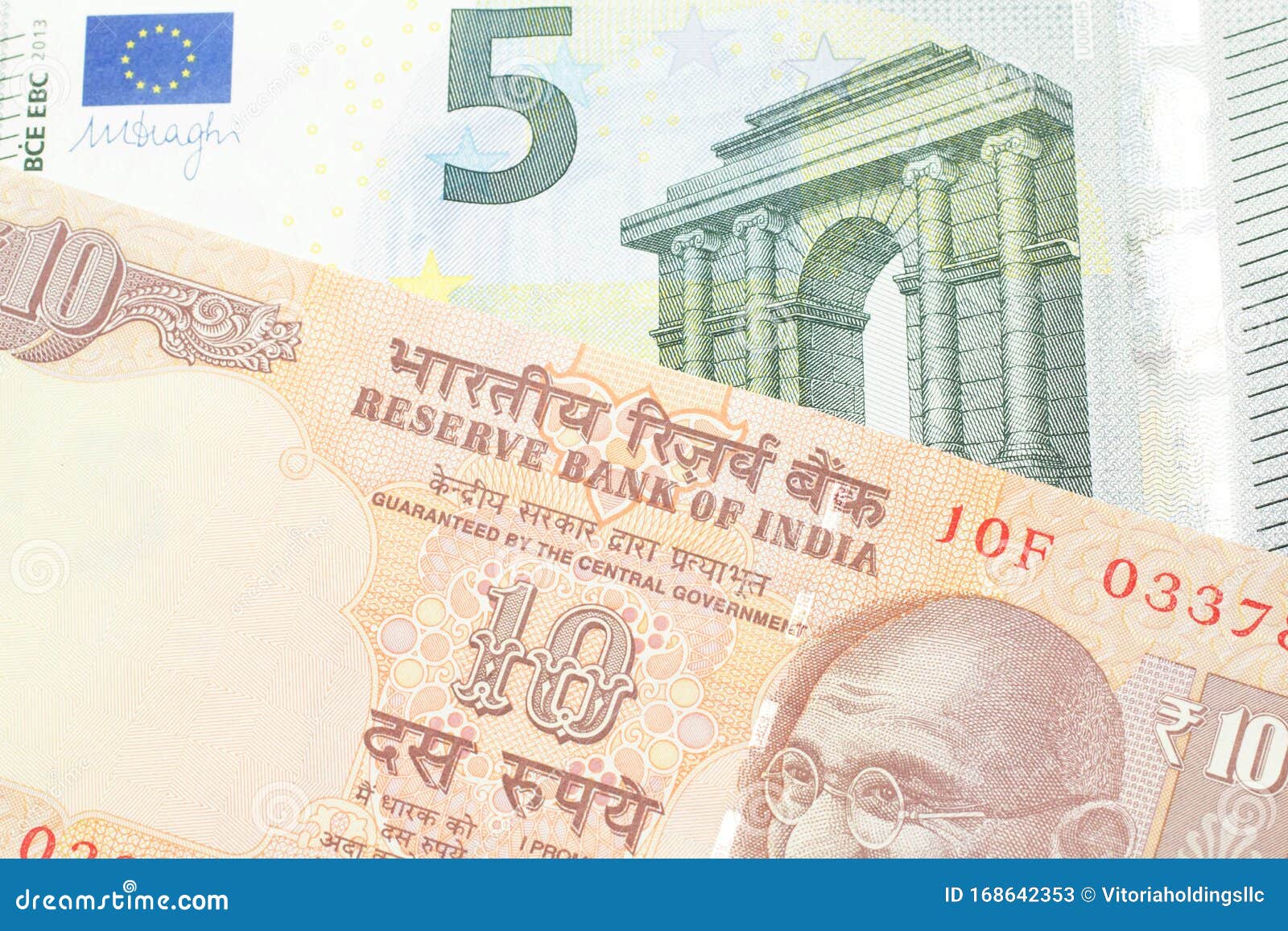 Tien Indiase Roepies Met Vijf Eurobiljetten Stock Afbeelding Image Of Achtergrond Munt 168642353
