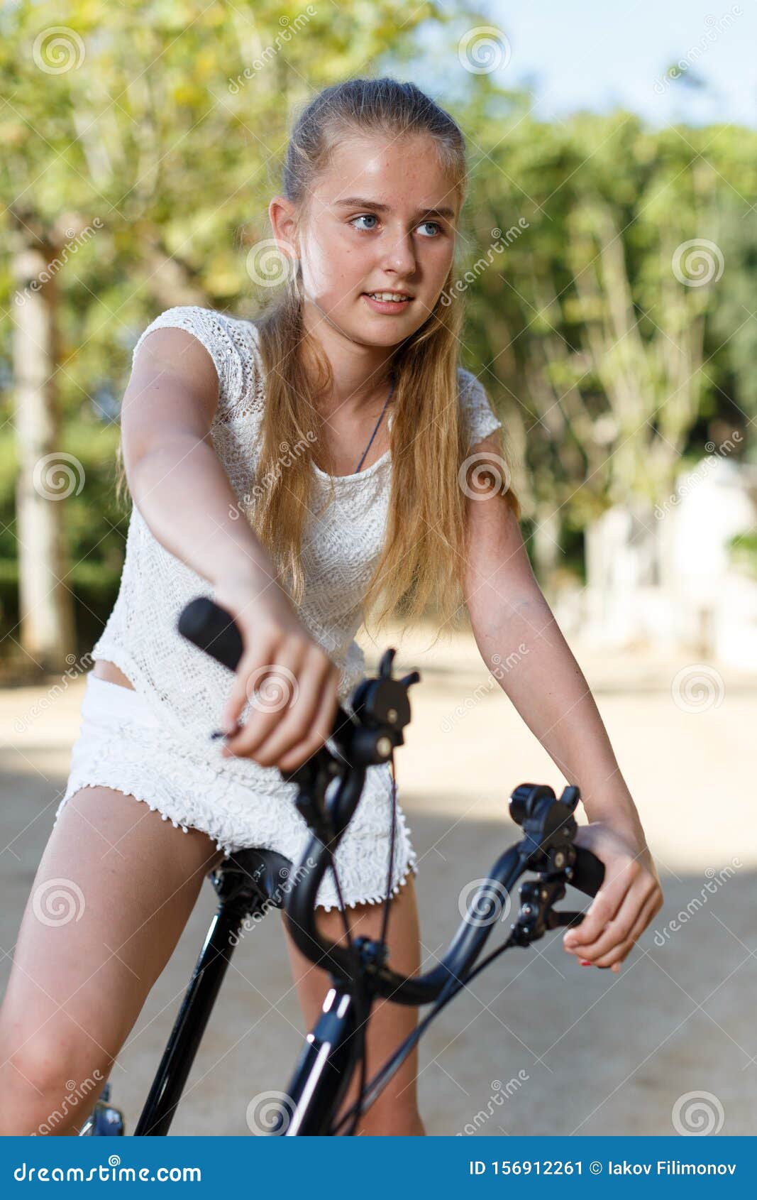 Tien Meisje Dat Op De Fiets Zit En Klaar Is Om Op Zonnige Dag Te Gaan