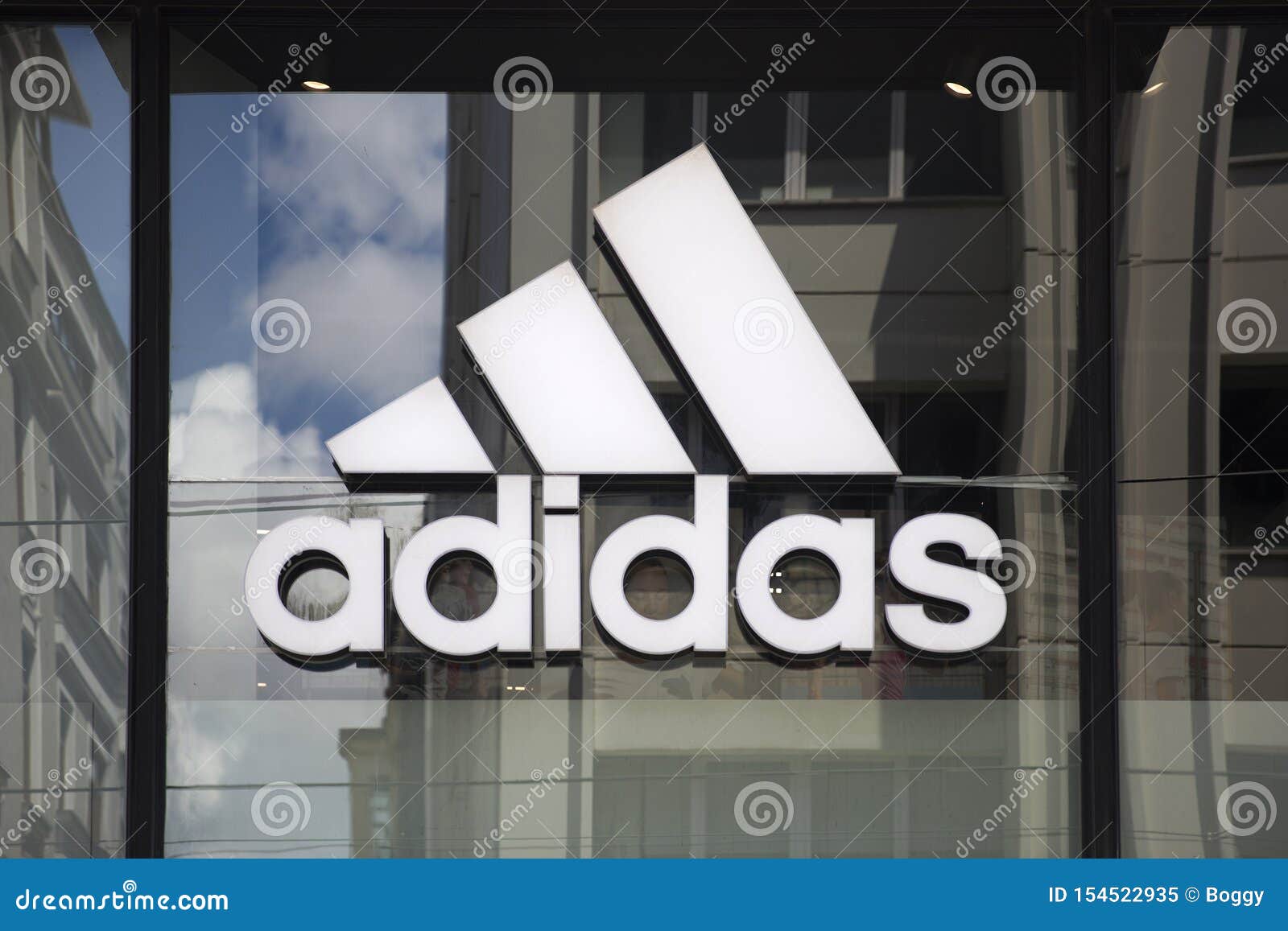 Tienda Adidas imagen editorial. Imagen de adidas, tienda - 154522935