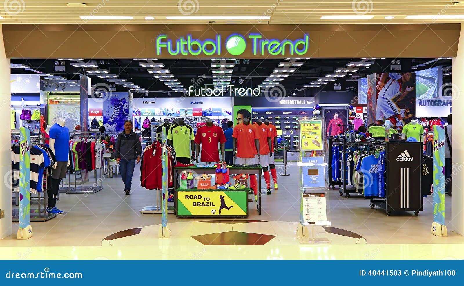 Tienda Al Por Menor Fútbol De La Tendencia De Futbol, Foto de archivo editorial - Imagen lifestyle, 40441503