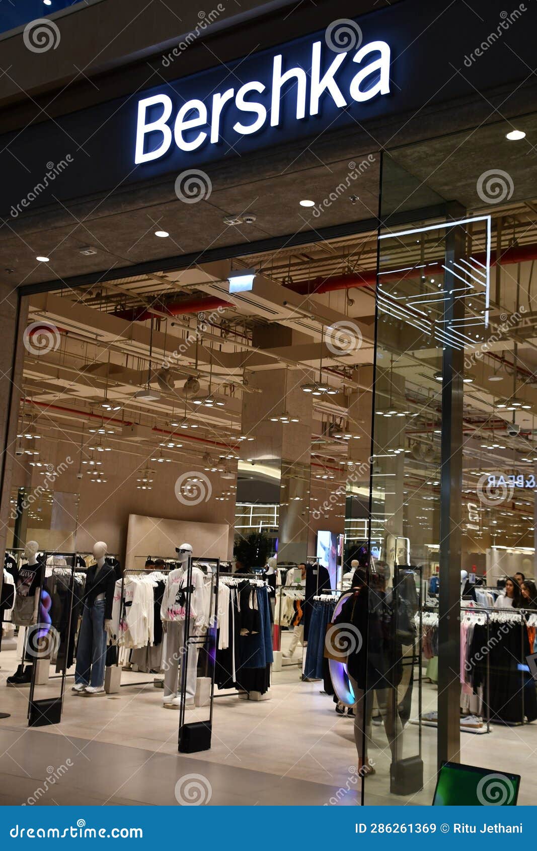 Tienda Bershka En El Centro Comercial Dubai Hills En Uae. Imagen de ...