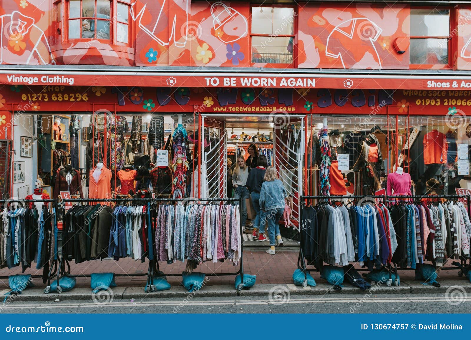 Tienda De La Ropa Vintage De La Segunda Mano Brighton, Reino Unido Fotografía editorial - Imagen de equipo, inglaterra: 130674757