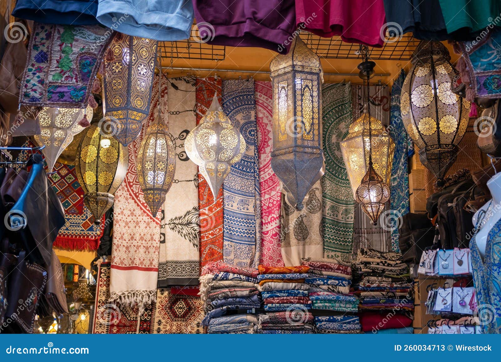 tienda con lÃÆÃÂ¡mparas y productos ÃÆÃÂ¡rabes en el mercado de la alc