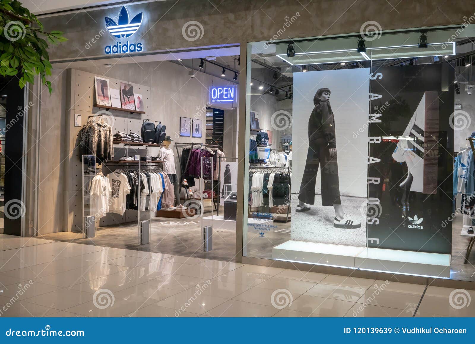 Tienda De Adidas En Bangna Mega, Bangkok, Tailandia, El 2 De Junio De 2018  Imagen de archivo editorial - Imagen de deslumbrante, ocasional: 120139639