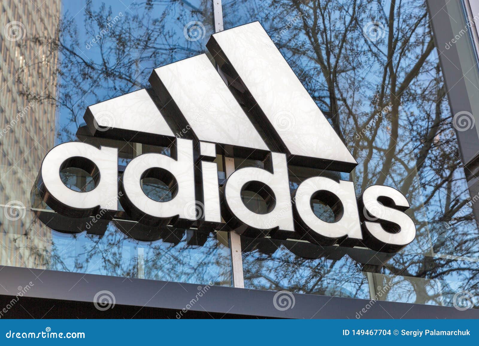 Contorno Detallado Vivienda Tienda De Adidas En Berl?n, Alemania Imagen de archivo editorial - Imagen  de frente, negocios: 149467704