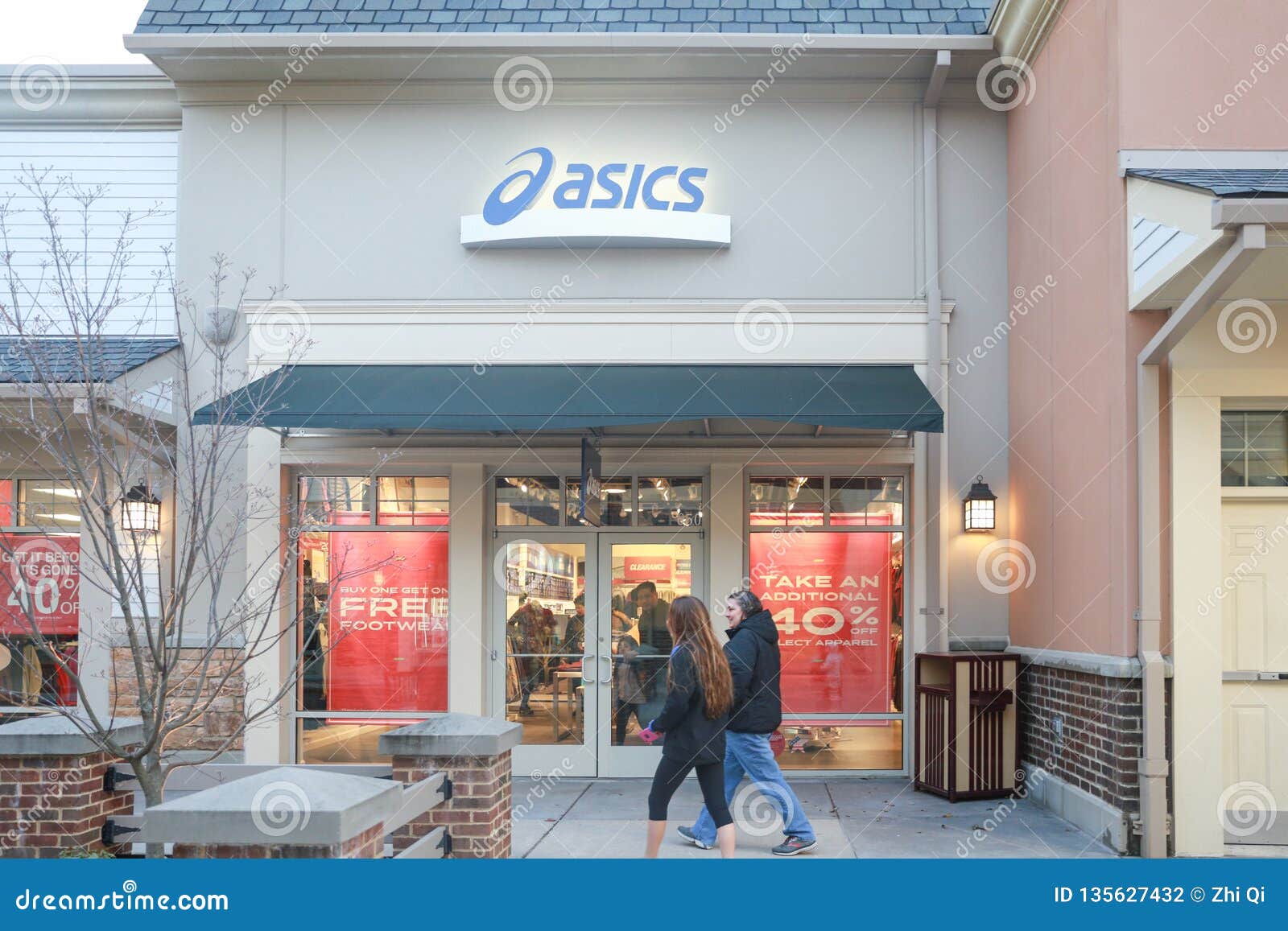 Tienda De Asics En New Jersey Fotografía - Imagen de ciudad, muestra: 135627432