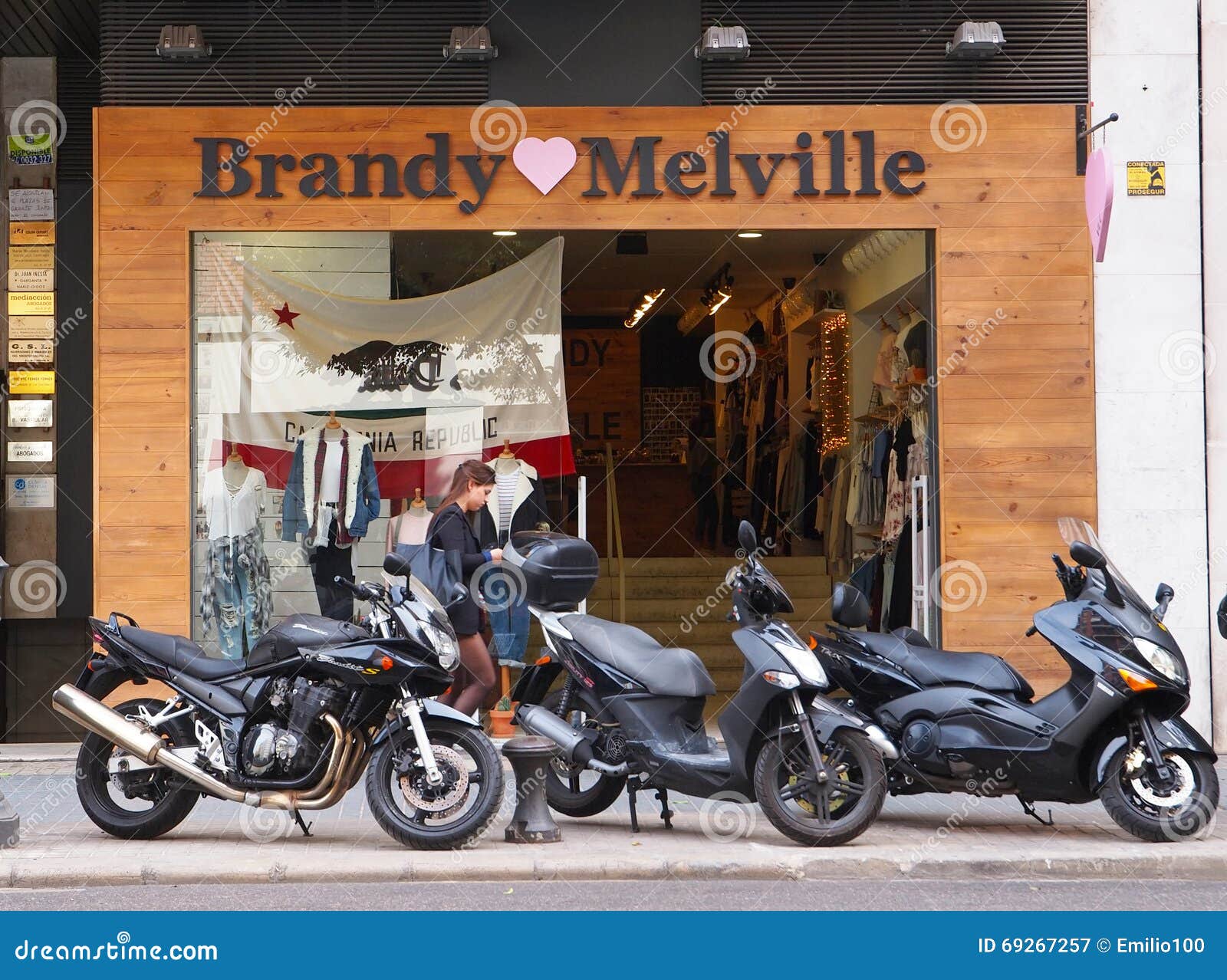 Gran cantidad de café Monumental Tienda De Brandy Melville En Valencia, España Fotografía editorial - Imagen  de tendencia, europa: 69267257