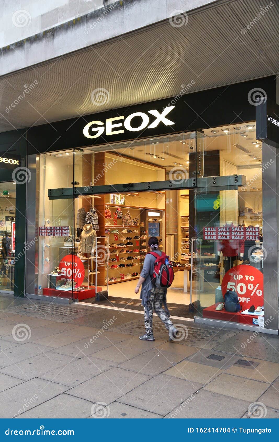 Ártico Trastorno veneno Tienda de calzado geox imagen de archivo editorial. Imagen de gente -  162414704