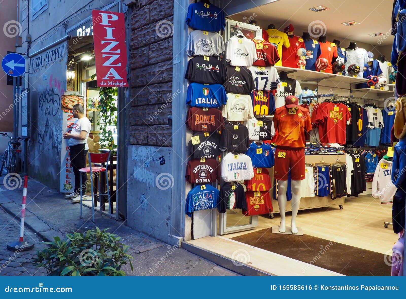 Tienda De Camisetas De Fútbol Y Ropa Deportiva En Roma Foto editorial -  Imagen de centro, compras: 165585616