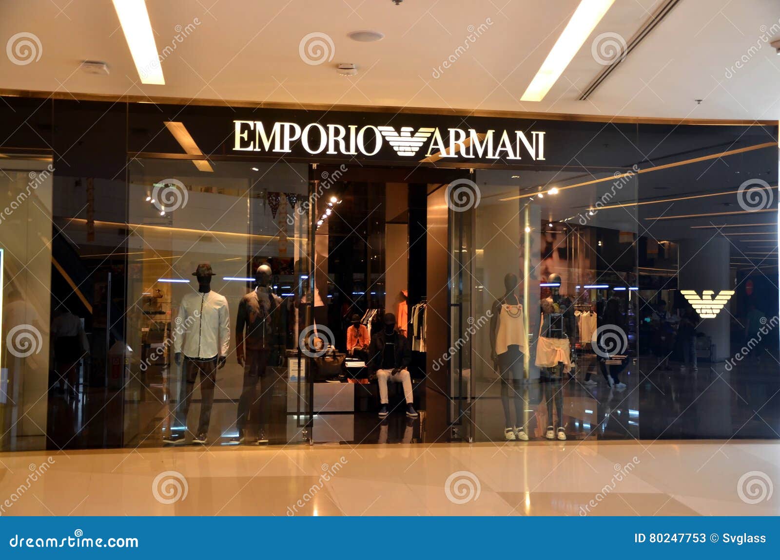 Privilegio articulo cache Tienda de Emporio Armani foto de archivo editorial. Imagen de modelo -  80247753