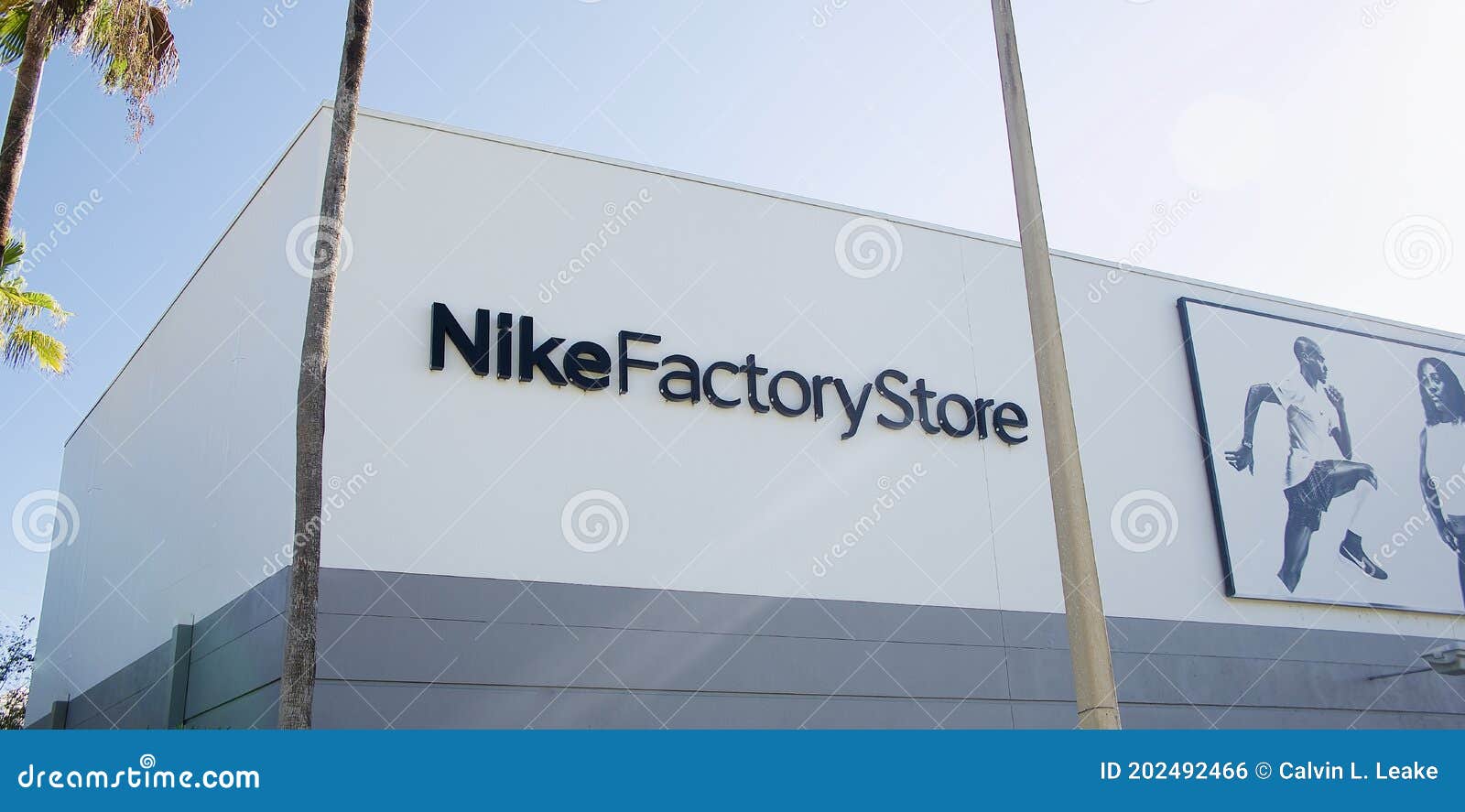 Tienda De Fábrica De Nike En Centro Comercial Con Precios De Fábrica En Florida Foto editorial Imagen original, venta: 202492466