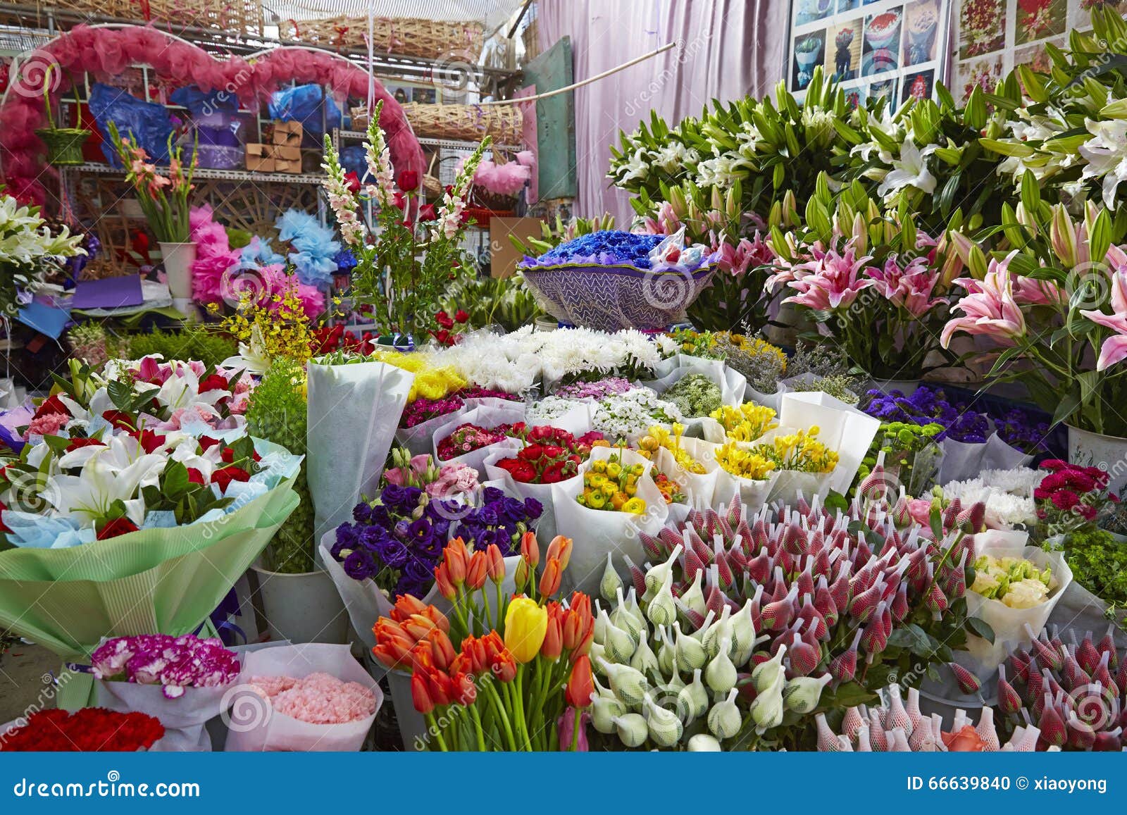 Tienda de flores foto de archivo. Imagen de flor, rosas 66639840