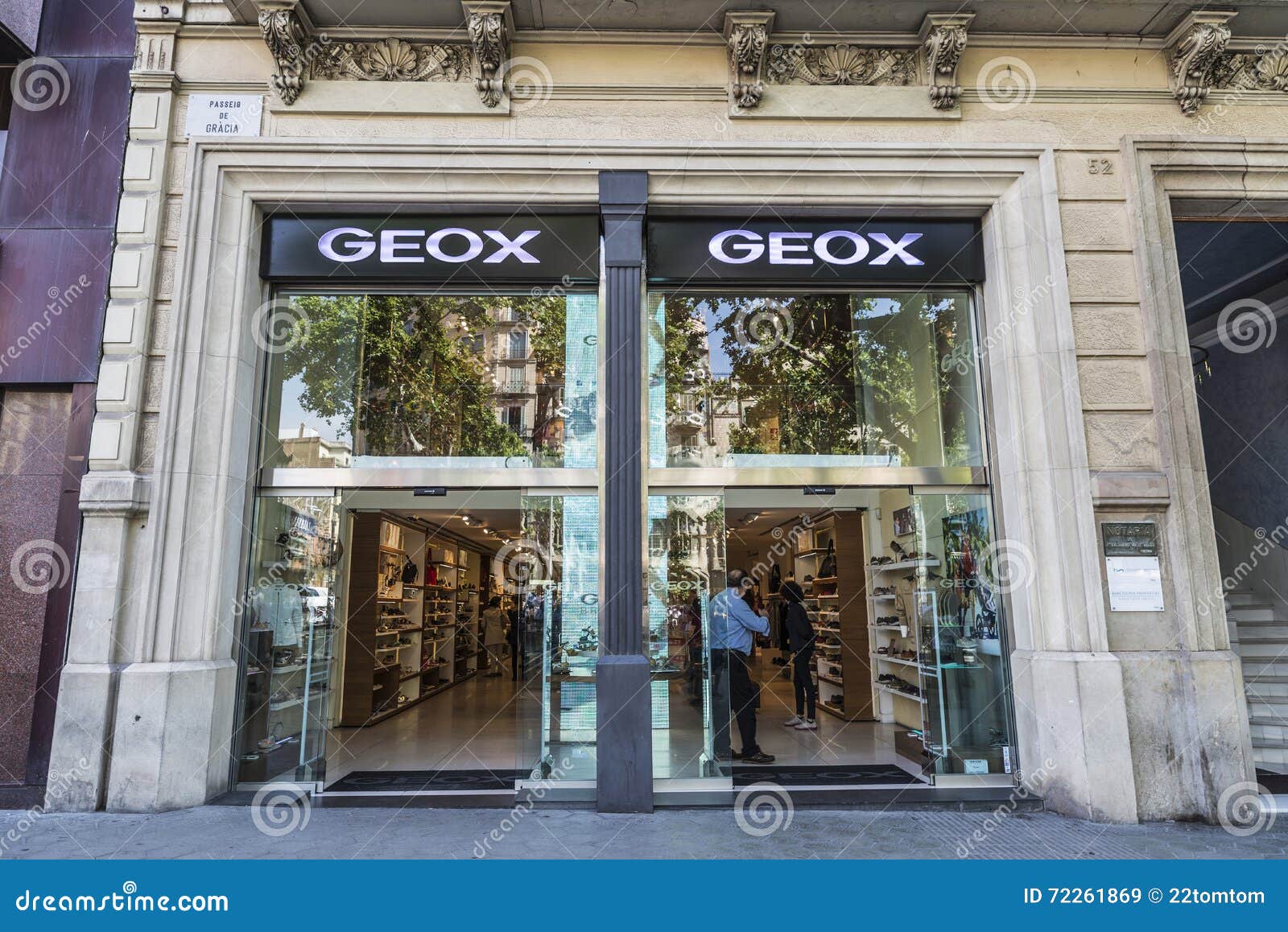 Inmigración práctica Más allá Tienda de Geox, Barcelona imagen de archivo editorial. Imagen de exclusivo  - 72261869