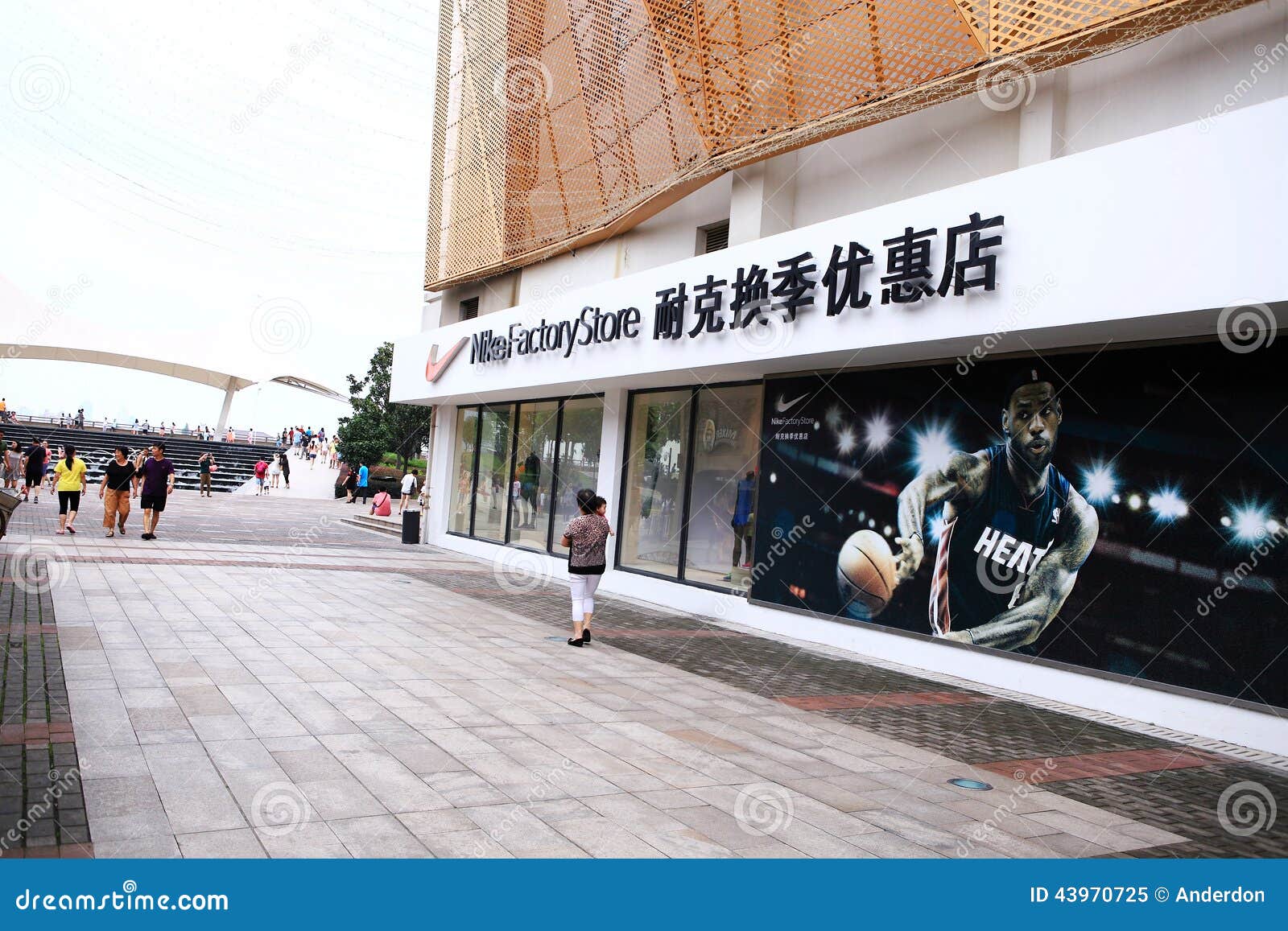 Tienda De La Fábrica De Nike Imagen editorial Imagen de comercial, 43970725