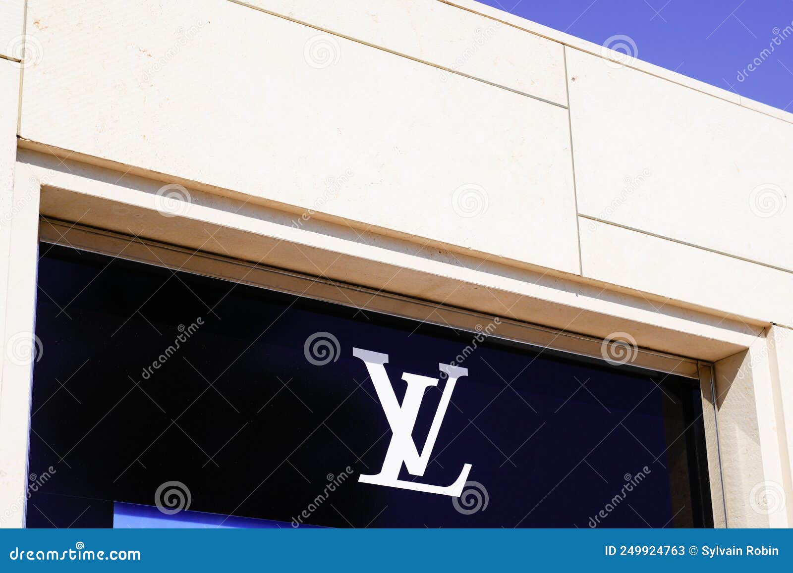 Boutique De Tiendas Louis Vuitton. Logotipo De Tablero De Anuncios Signo De  Brend Y Escaparate De Escaparate De La Tienda De Louis Imagen editorial -  Imagen de gente, minorista: 257844335