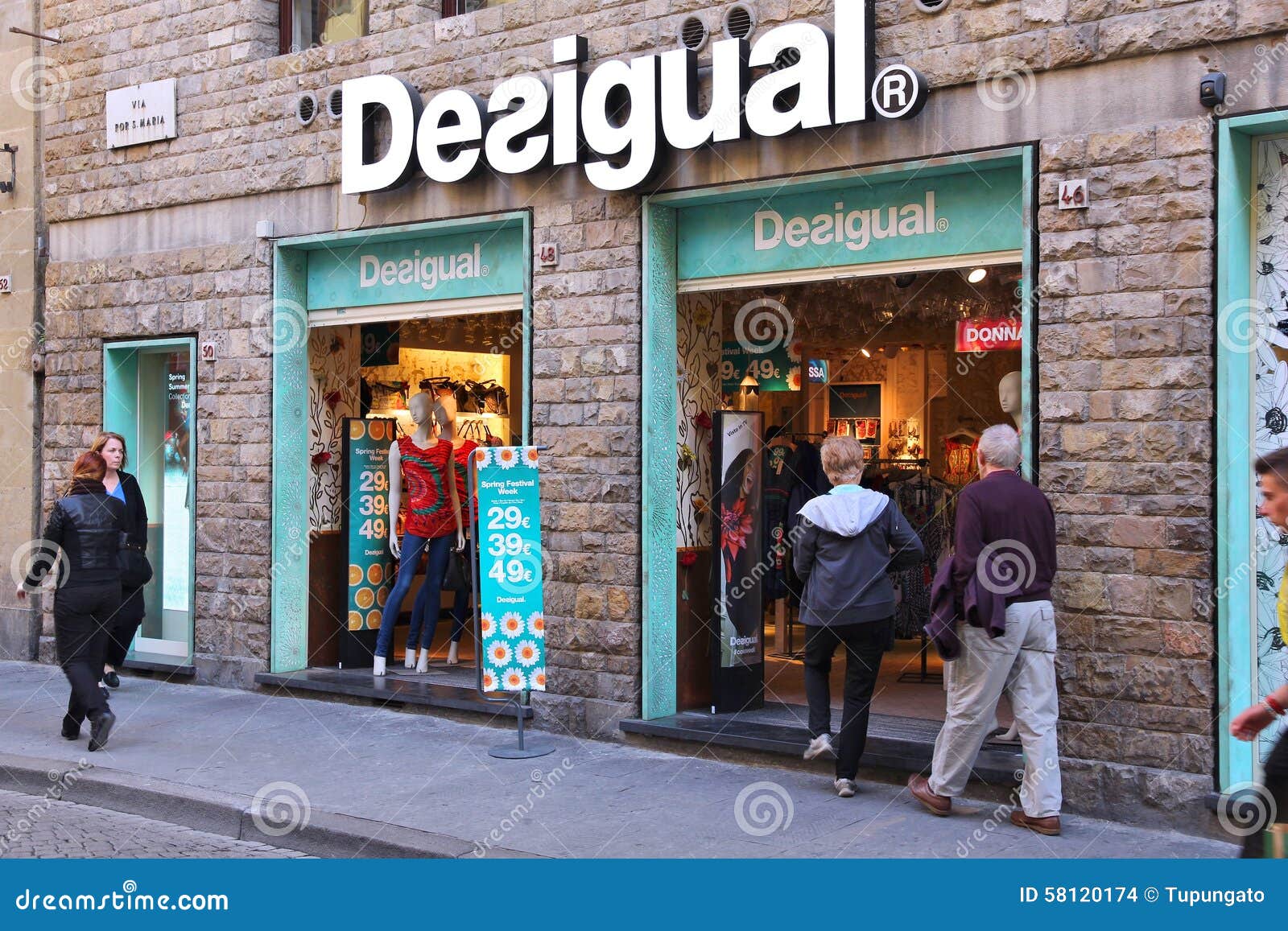 Tienda De Ropa De Desigual Imagen editorial - Imagen de ropas, visitantes: 58120174