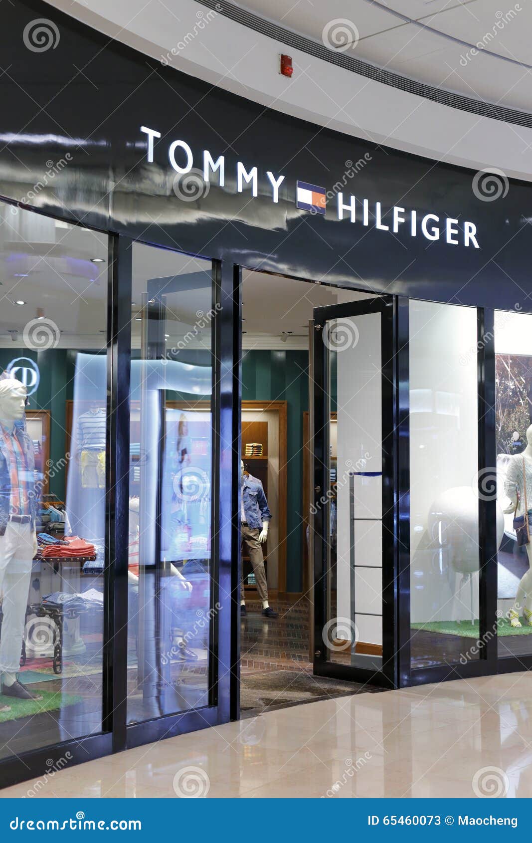 Tienda De La Ropa De Tommy Hilfiger Foto de archivo editorial Imagen de menswear, puerta: 65460073