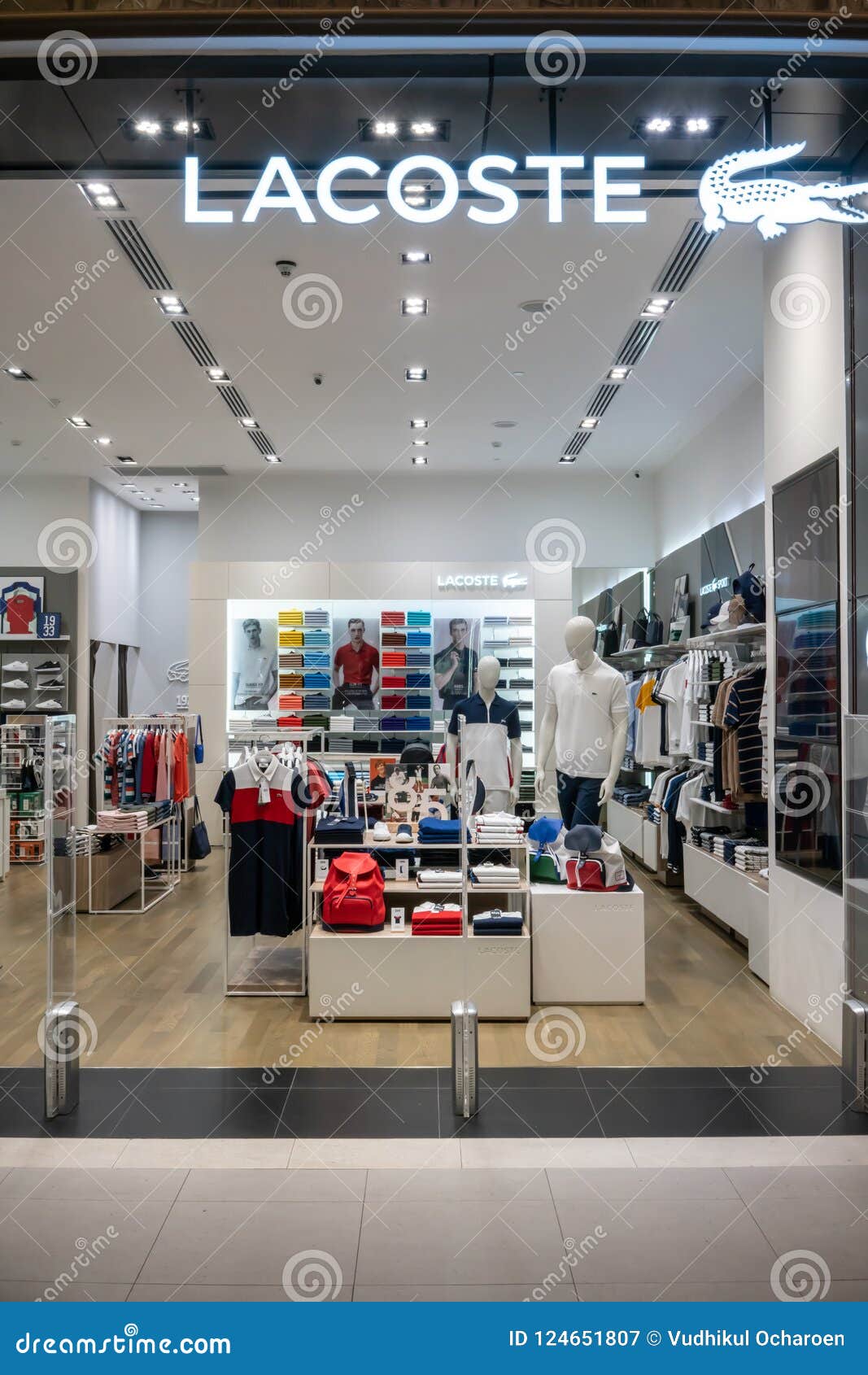 tienda de ropa lacoste