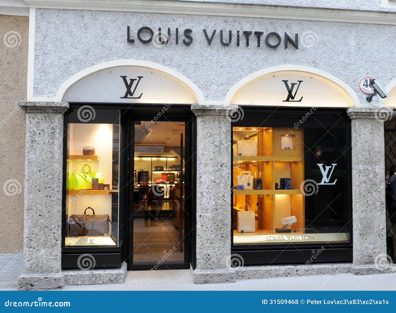 Ventana De La Tienda Louis Vuitton Con 2 Maniquíes Femeninas Con