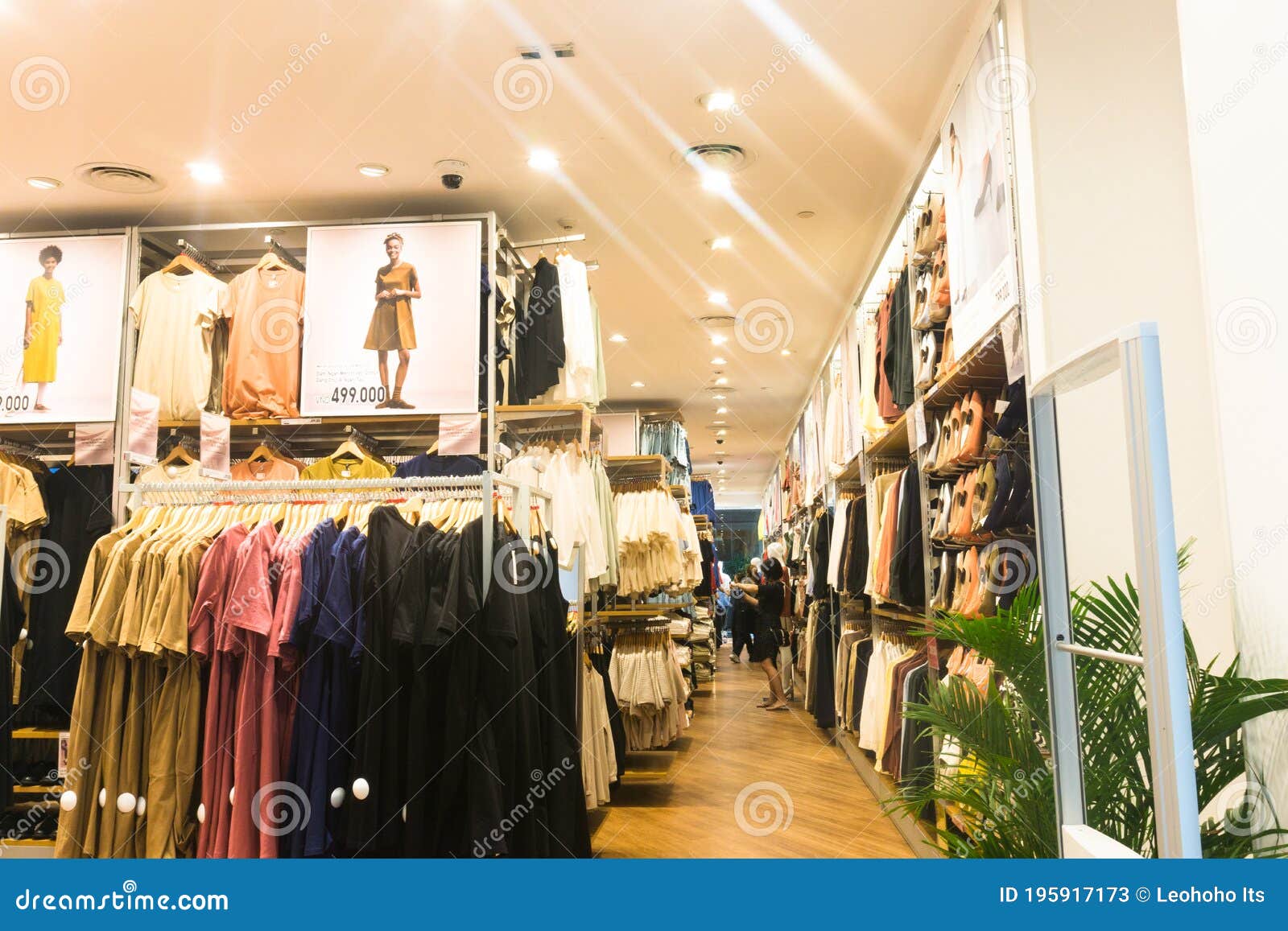 miseria burlarse de cáncer Tienda De Moda. Tienda De Ropa En Un Moderno Centro Comercial. Ropa De  Mujer Foto de archivo editorial - Imagen de ocasional, tienda: 195917173