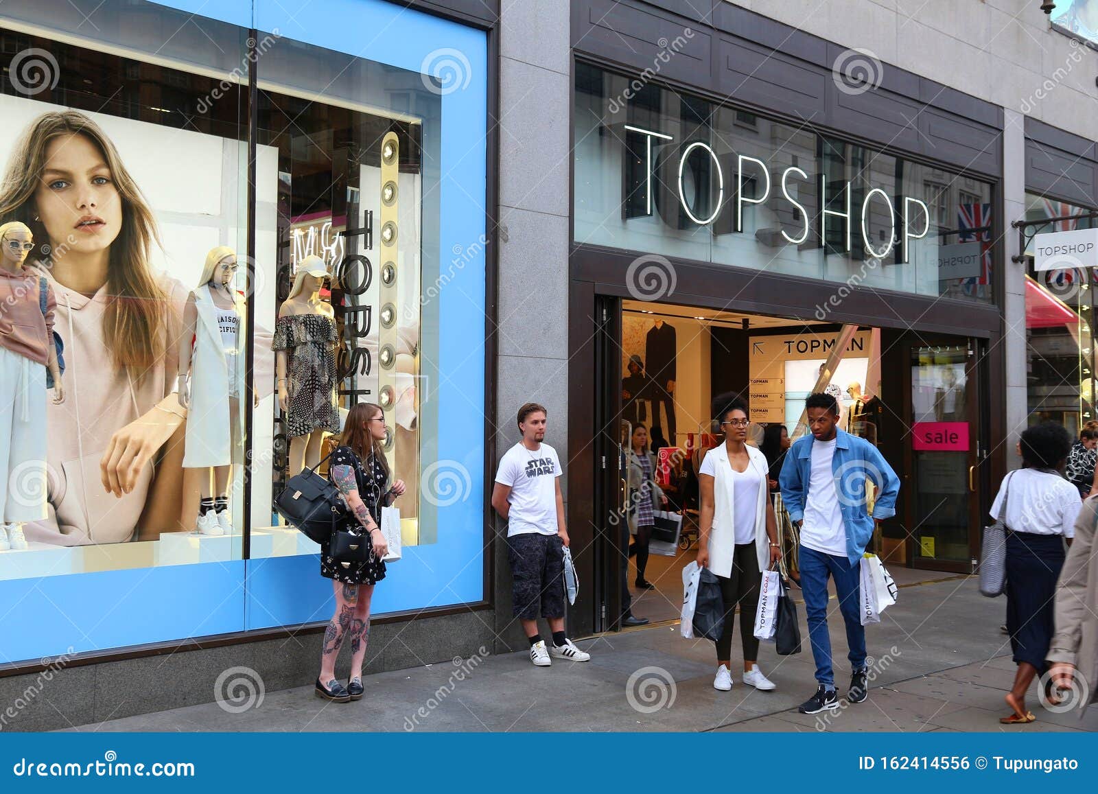 Tienda de Topshop foto editorial. Imagen de ventana - 162414556