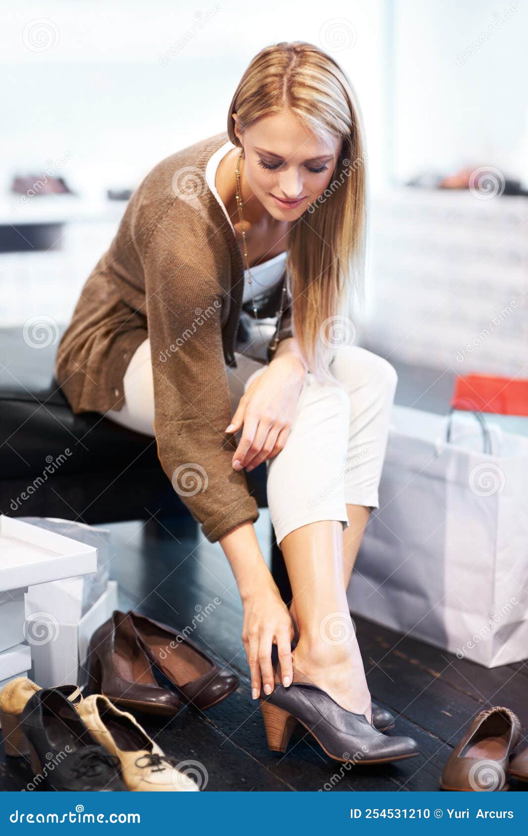 Tienda De Moda De Venta De Zapatos Y Tienda De Ropa Para Mujeres De Compra  O Prueba De Tacones Elegantes Y De Moda En Tienda Minor Foto de archivo -  Imagen de