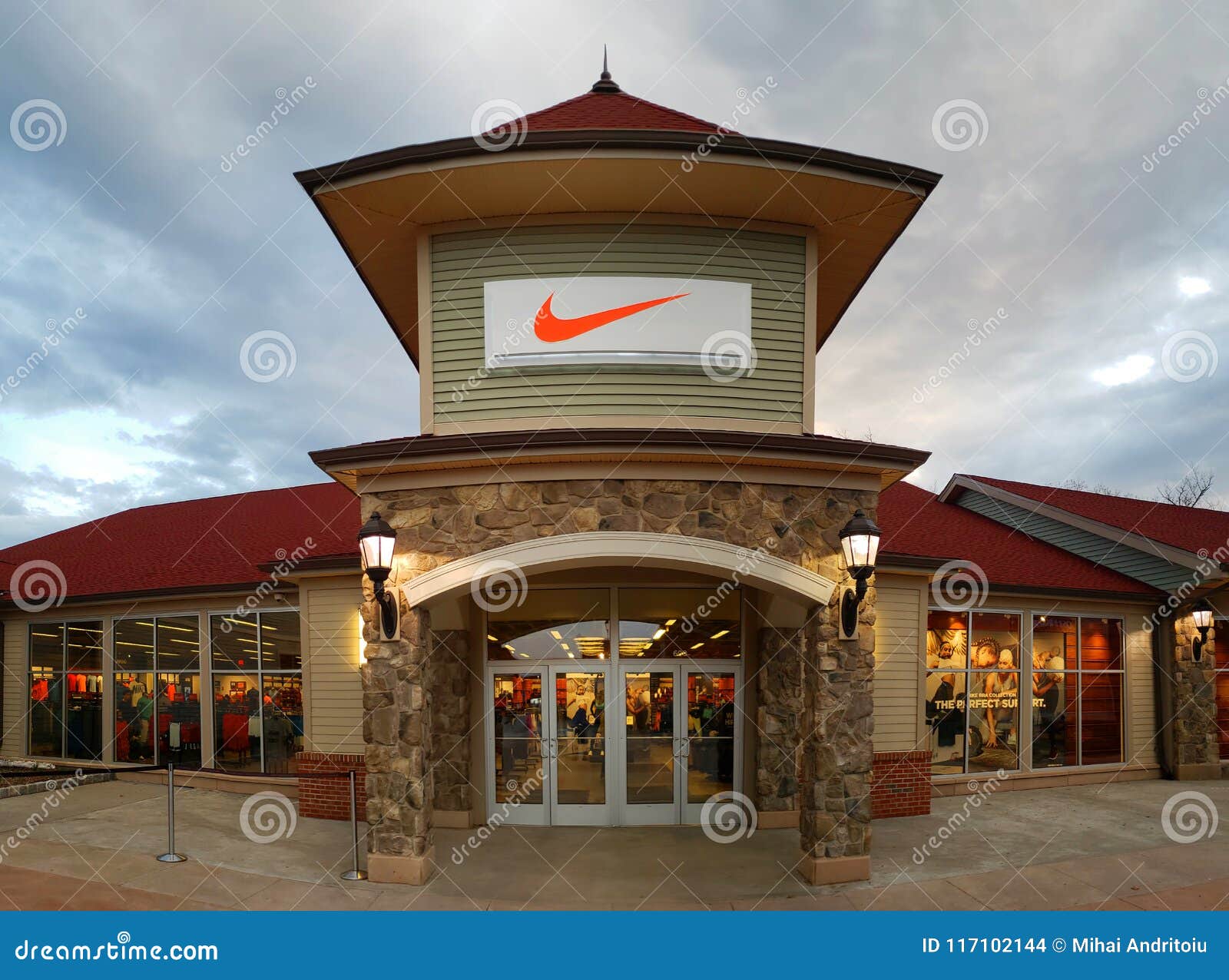 Tienda De Nike En Superior Común Del Mercado Woodbury Imagen archivo editorial - Imagen de insignia, alameda: 117102144