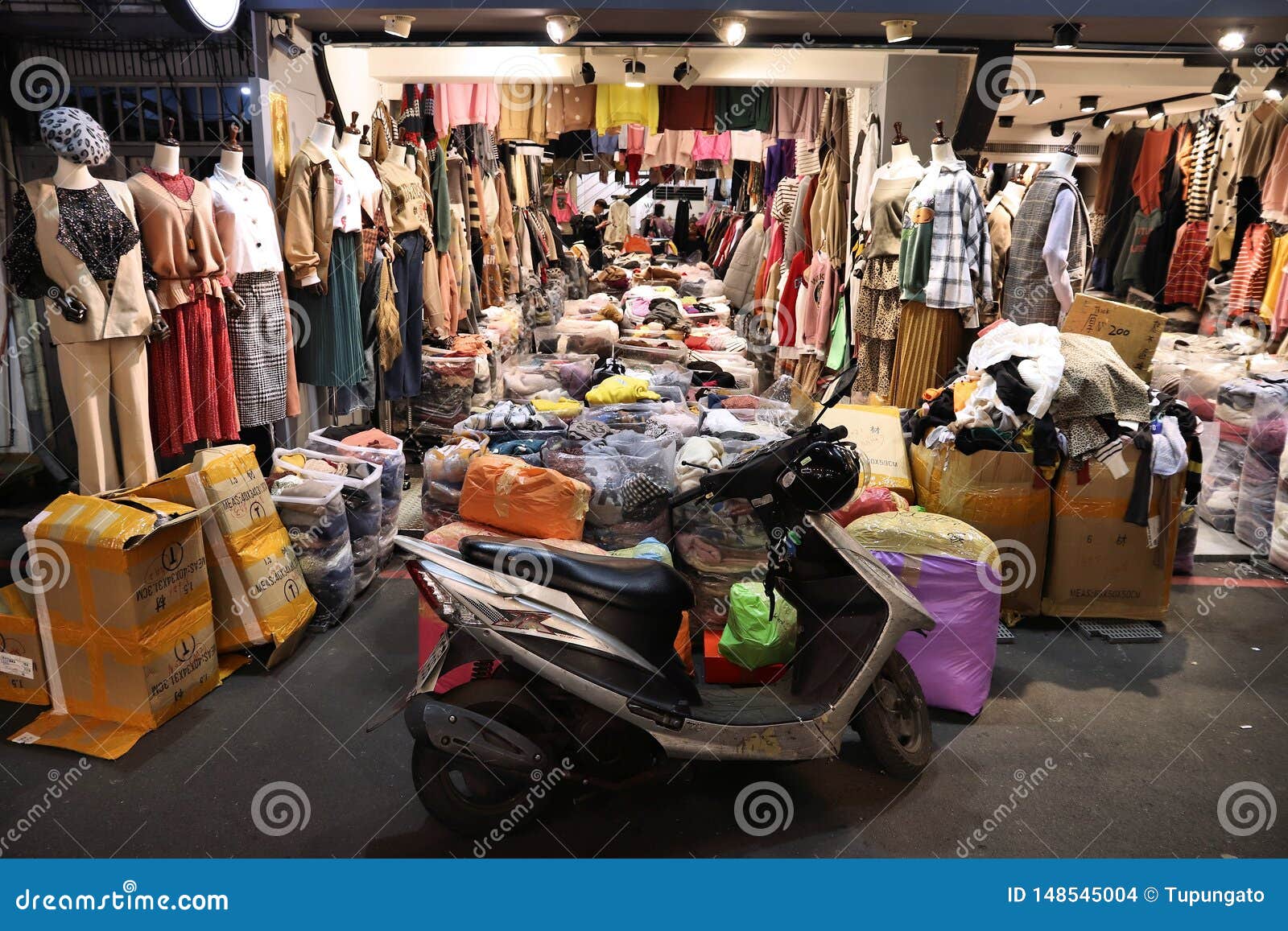 Tienda De Ropa Al Por de archivo editorial - Imagen de zona, comercial: 148545004