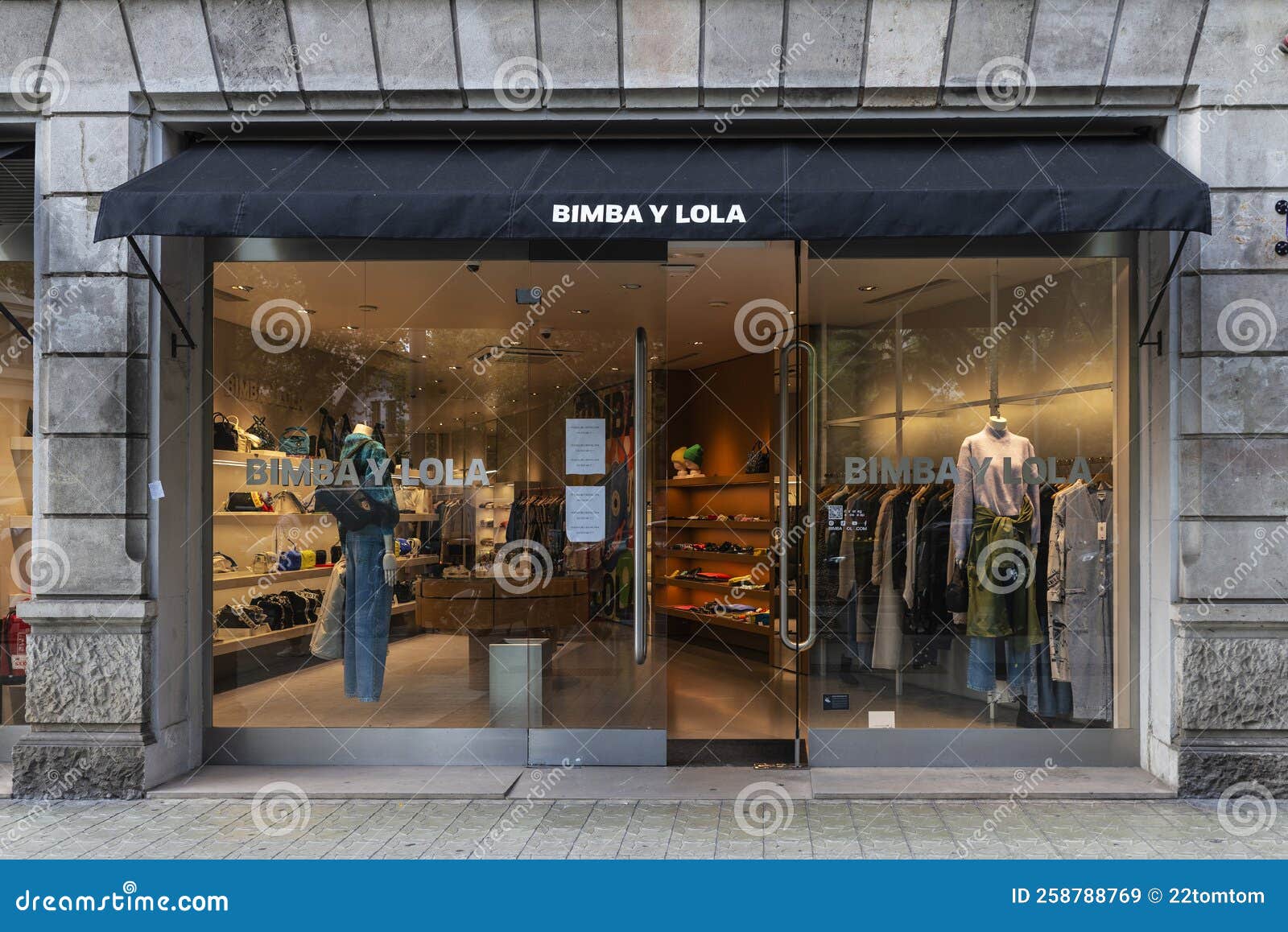 Tienda De Ropa Bimba Y Lola En Barcelona España Imagen de editorial Imagen de negocios, marca: 258788769
