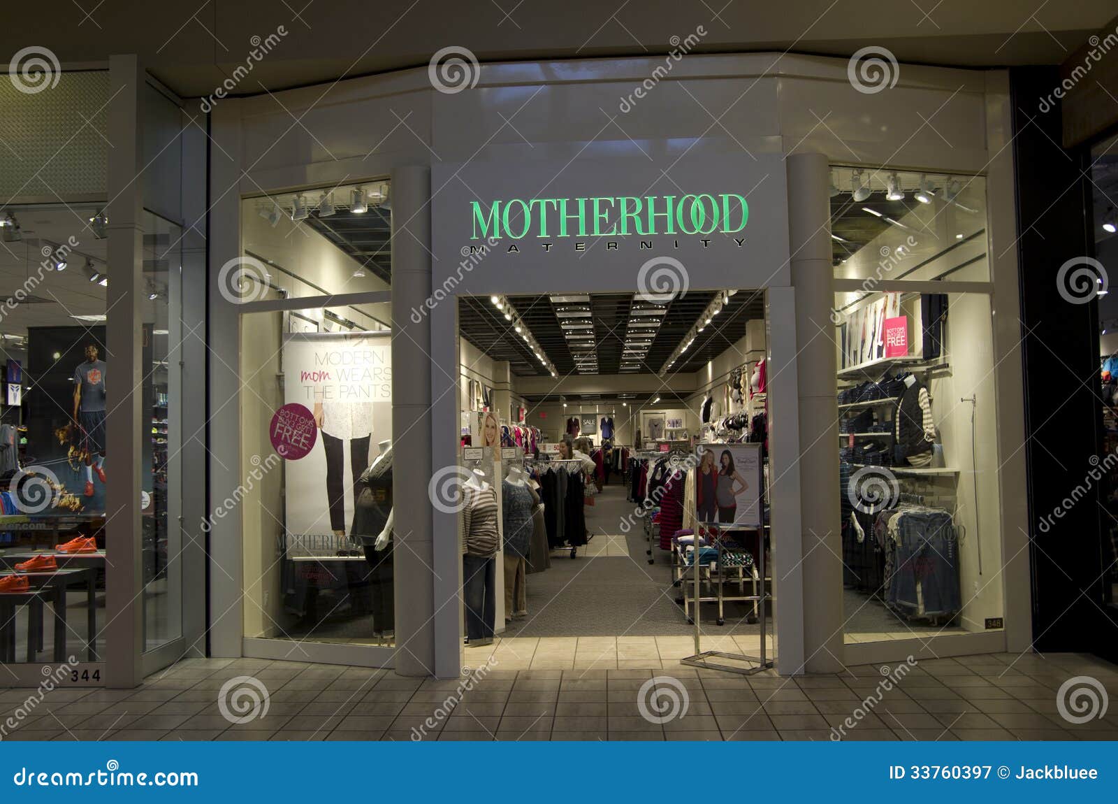 Tienda De Ropa Maternidad Fotografía editorial - de interiores, mujer: 33760397