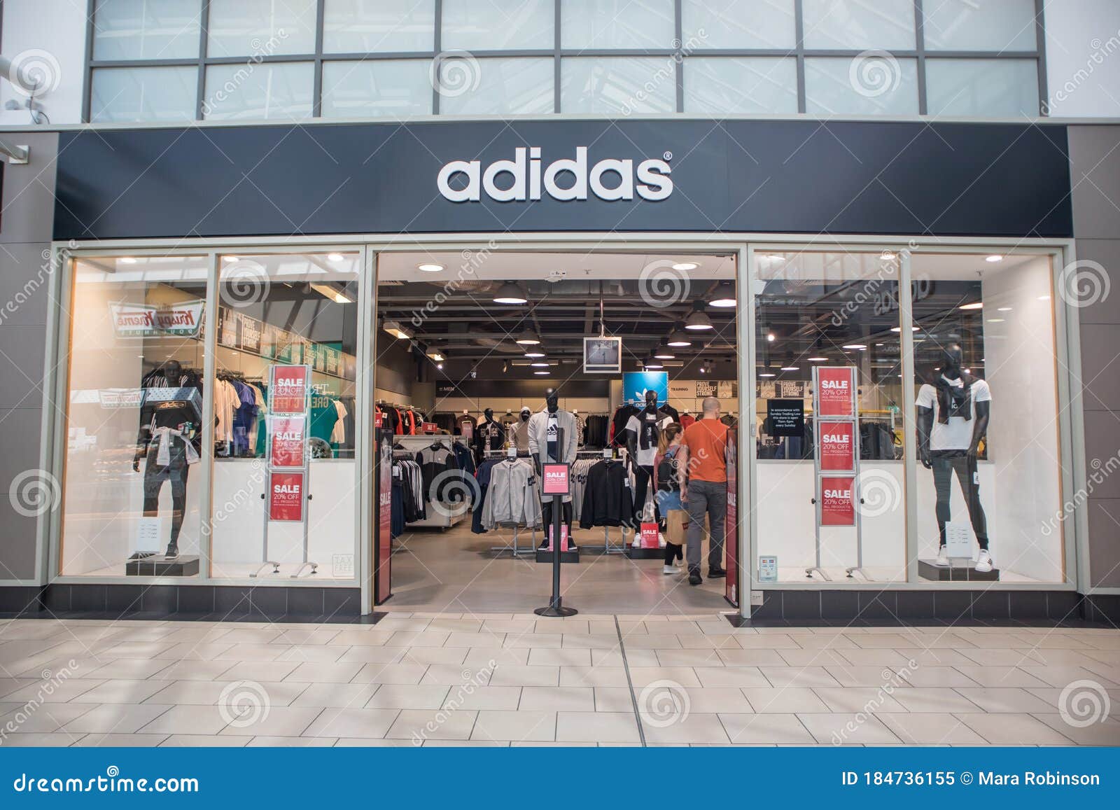 Tienda De Ropa Deportiva Y De Ocio De Adidas Imagen editorial - Imagen de ciudad, insignia: