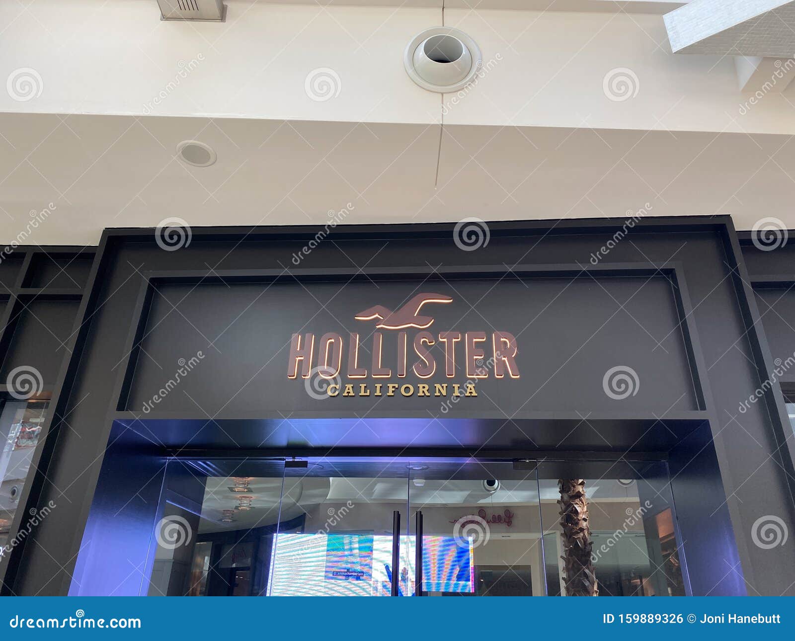 Tienda De Ropa Hollister Un Comercial Foto editorial - Imagen de mercado, escaparate: 159889326