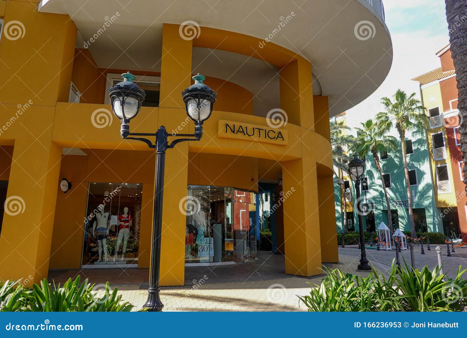 Tienda Ropa Nautica En El Distrito Comercial De Curacao Foto de editorial - Imagen de insignia, global: 166236953