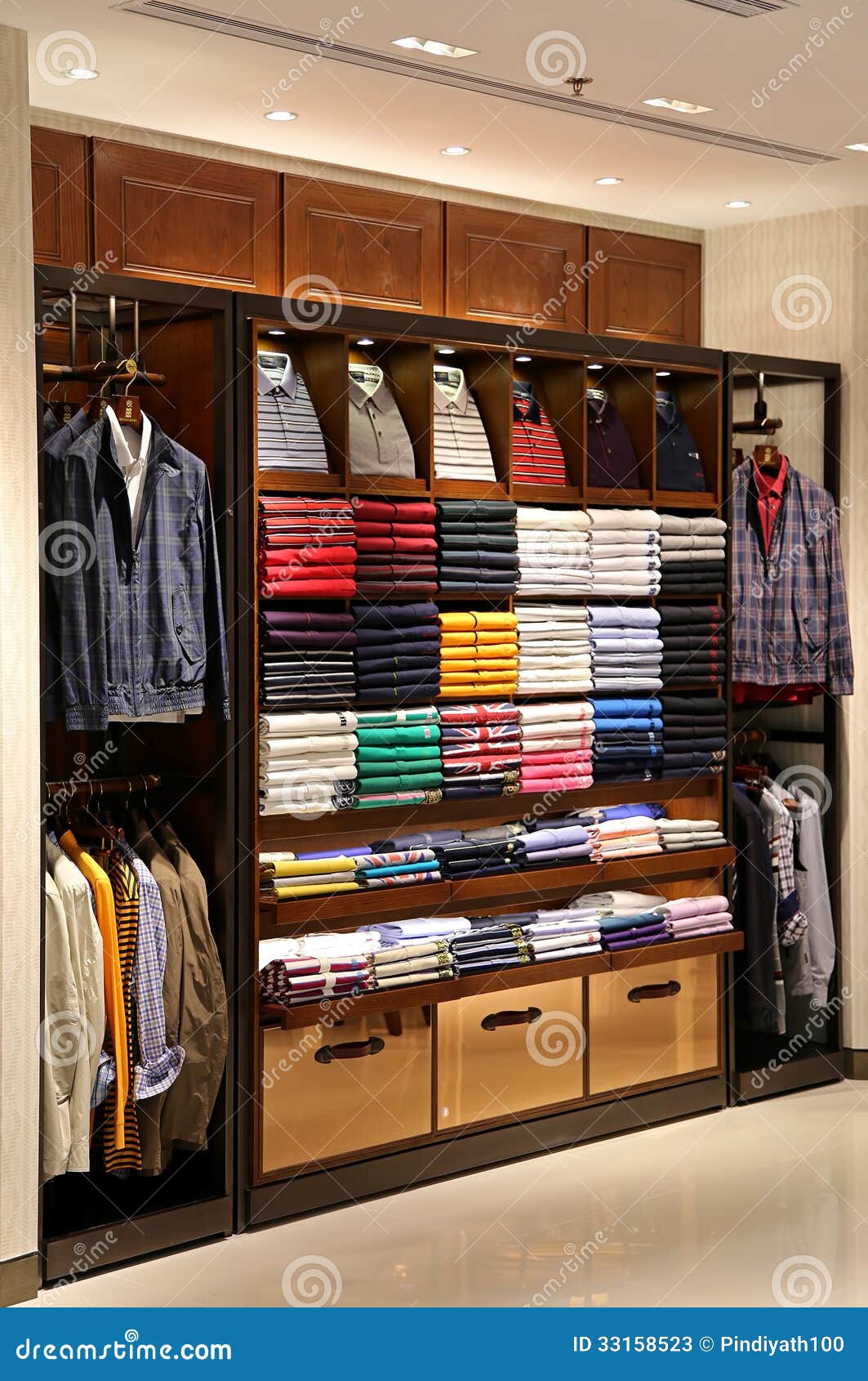 Tienda de ropa para hombre foto de archivo editorial. Imagen de elegante -  33158523