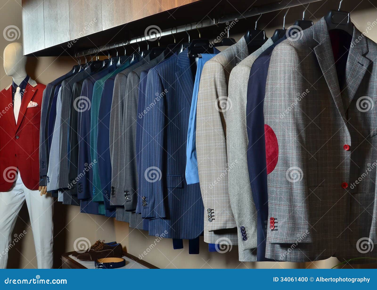 Tienda de ropa para hombre foto de archivo. Imagen de profesional - 34061400