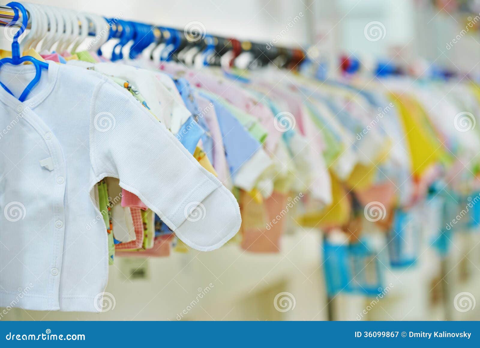 Tienda De Ropa Recién Nacida Imagen de archivo Imagen de cliente