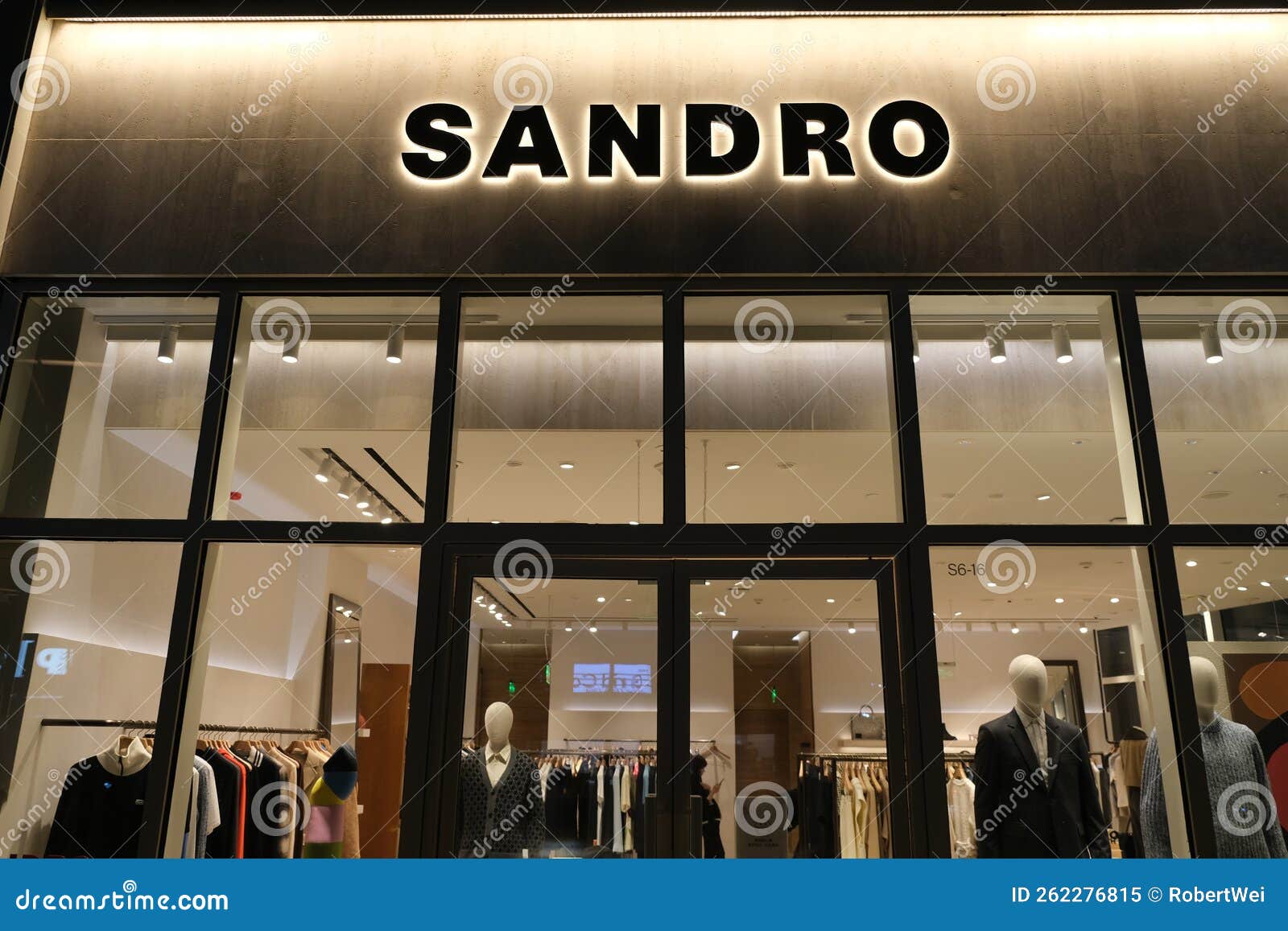 Tienda De Ropa De Sandro Y Logotipo De Marca Imagen editorial - Imagen ...