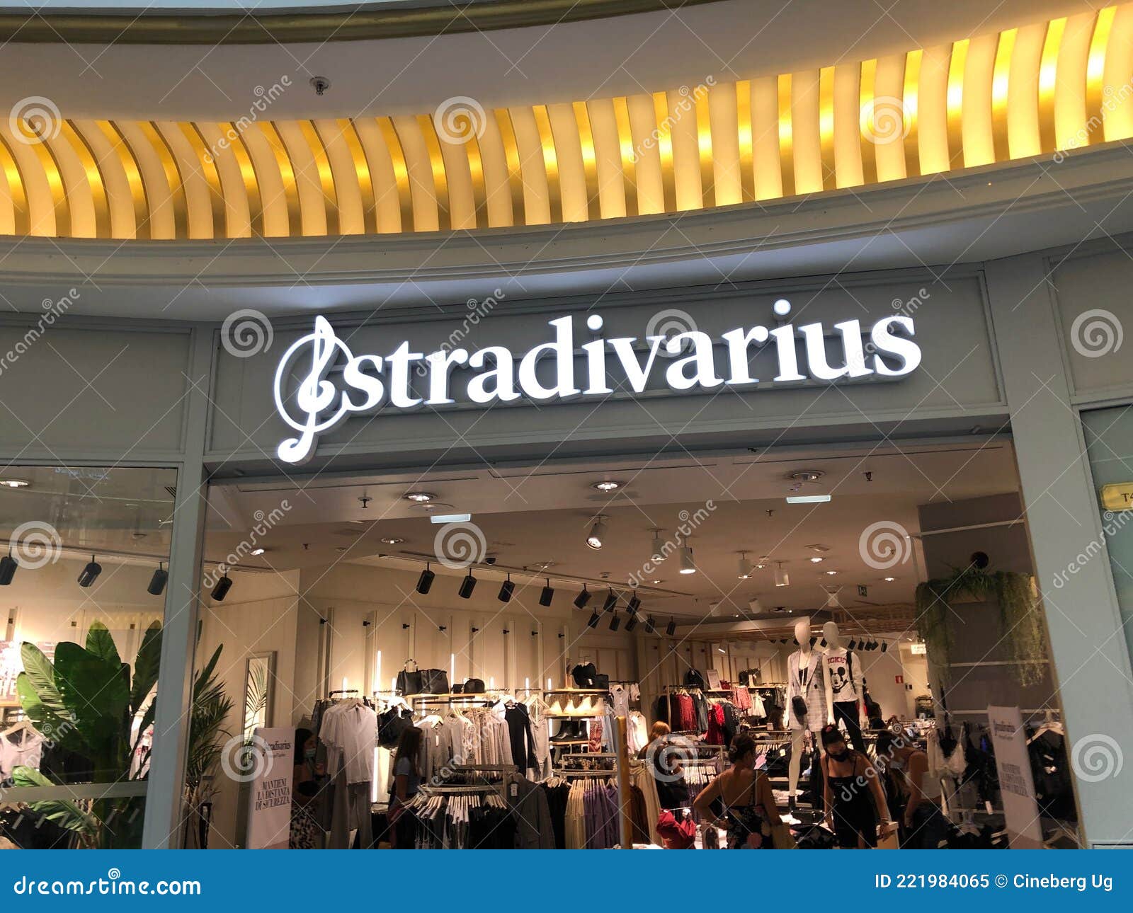 Tienda Ropa Stradivarius Imagen editorial - Imagen de ropa, centro: 221984065