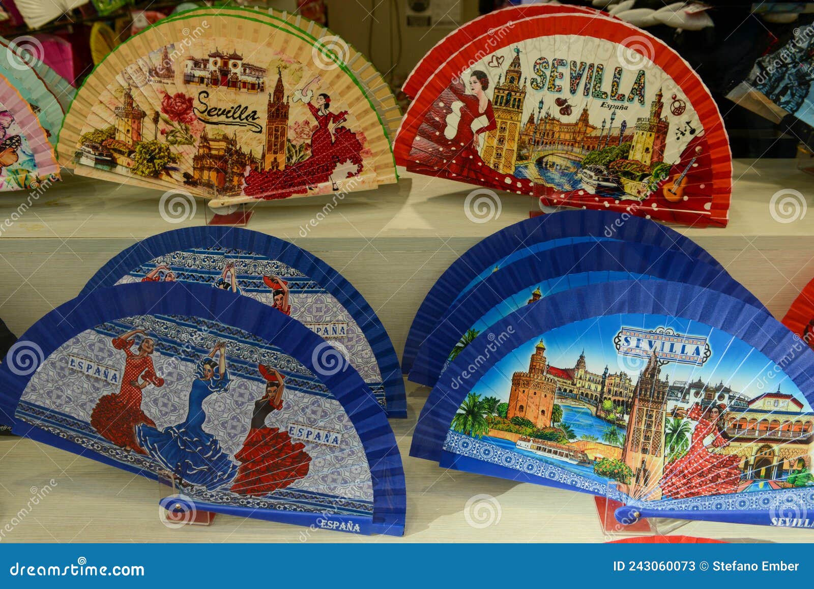 Tienda De Souvenirs Con Abanico Plegable En Seville on Andalusia in España  Foto de archivo editorial - Imagen de ciudad, iglesia: 243060073